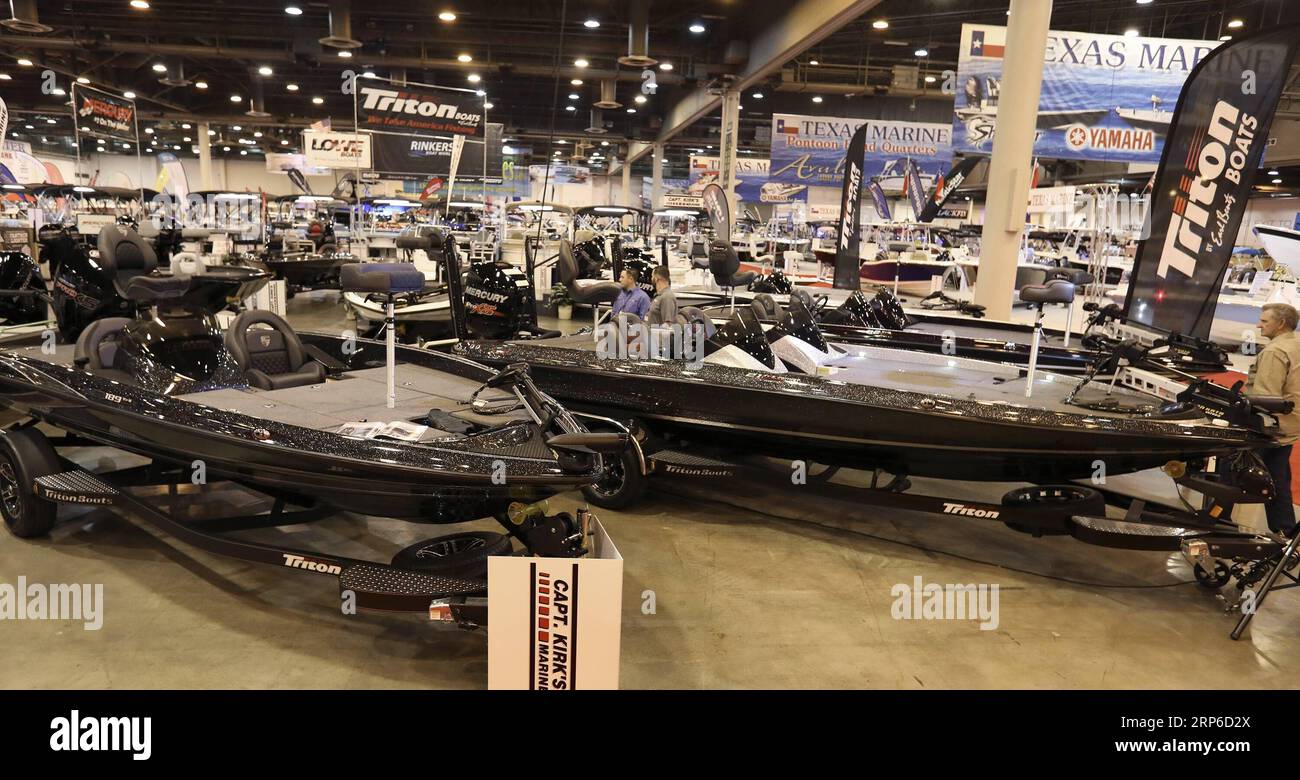 (190109) -- HOUSTON, 9 gennaio 2019 -- le barche sono in mostra allo Houston International Boat, Sport & Travel Show di Houston, negli Stati Uniti, l'8 gennaio 2019. Oltre 1.000 barche sono in mostra durante lo spettacolo annuale dal 4 al 13 gennaio. Molti venditori al dettaglio utilizzano il prezzo pre-tariffario per attirare gli acquirenti. A causa delle tariffe imposte sull'importazione di materiali, i produttori di barche statunitensi hanno annunciato di aumentare il prezzo nella primavera del 2019. ) U.S.-HOUSTON-BOAT SHOW Yi-ChinxLee PUBLICATIONxNOTxINxCHN Foto Stock