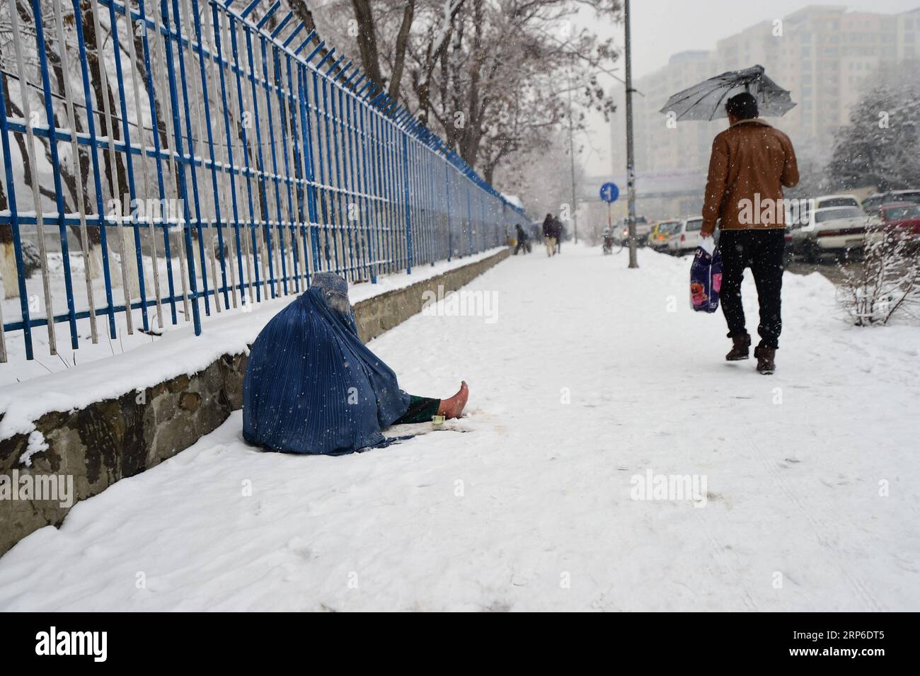 (190110) - KABUL, 10 gennaio 2019 (Xinhua) -- Uno sfollato implora una strada coperta di neve a Kabul, Afghanistan, 10 gennaio 2019. Gli sfollati, costretti a lasciare le loro case a causa di conflitti, insicurezza crescente e altre ragioni, hanno dovuto affrontare condizioni di vita inadeguate in inverno. (Xinhua/dai He) AFGHANISTAN-KABUL-SFOLLATI PUBLICATIONxNOTxINxCHN Foto Stock