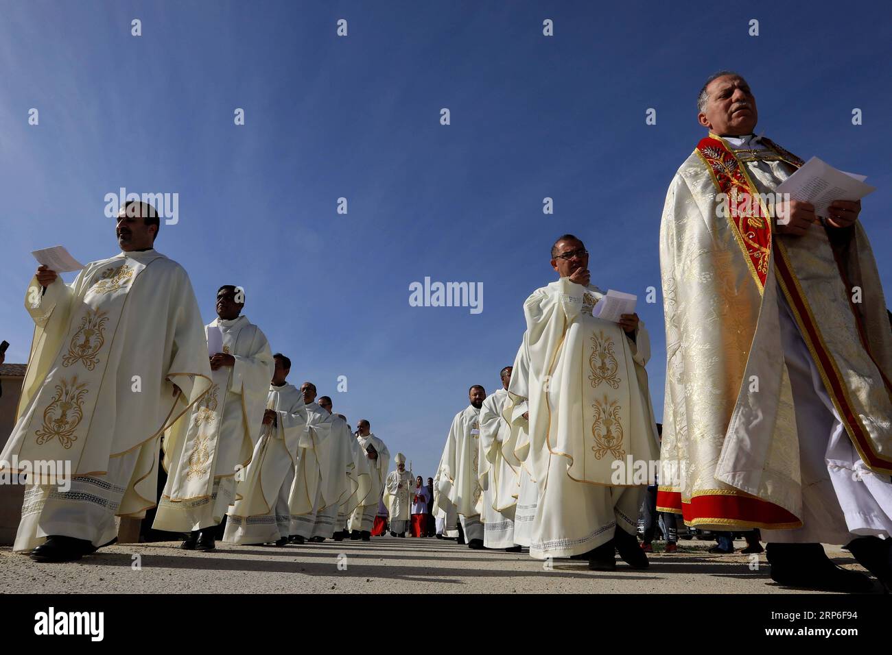 (190111) -- GOVERNATORATO DI BALQA (GIORDANIA), 11 gennaio 2019 -- pellegrini cattolici partecipano a una messa nel luogo del battesimo situato sulla riva orientale del fiume Giordano, Governatorato di Balqa, Giordania, l'11 gennaio 2019. Migliaia di cattolici affollarono venerdì nel luogo del battesimo, considerato il luogo originale del Battesimo di Gesù, per celebrare l'Epifania. GIORDANIA-BALQA GOVERNATORATO-SITO BATTESIMALE-EPIFANIA-MASSA MOHAMMADXABUXGHOSH PUBLICATIONXNOTXINXCHN Foto Stock