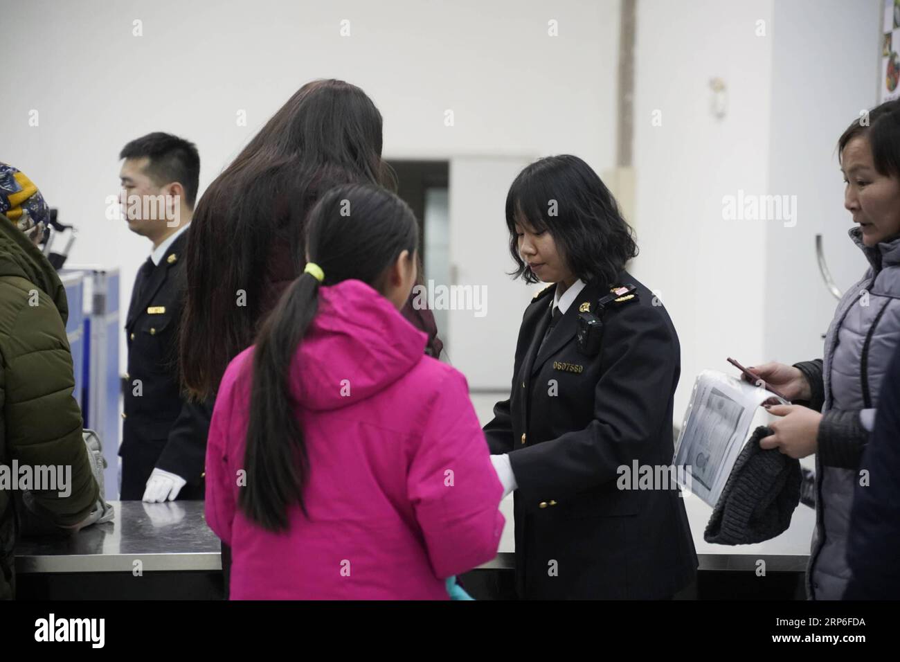 (190112) -- MANZHOULI, 12 gennaio 2019 (Xinhua) -- Un lavoratore del personale doganale controlla i passeggeri in entrata presso la dogana di Manzhouli a Manzhouli, regione autonoma della Mongolia interna della Cina settentrionale, 10 gennaio 2019. Manzhouli è un importante porto terrestre nella Mongolia interna della Cina settentrionale, con la temperatura più bassa di -40 gradi Celsius in inverno. I lavoratori del personale doganale di Manzhouli dedicano ancora al loro lavoro a temperature così basse. (Xinhua/Zou Yu) CHINA-INNER MONGOLIA-MANZHOULI-CUSTOMS (CN) PUBLICATIONxNOTxINxCHN Foto Stock