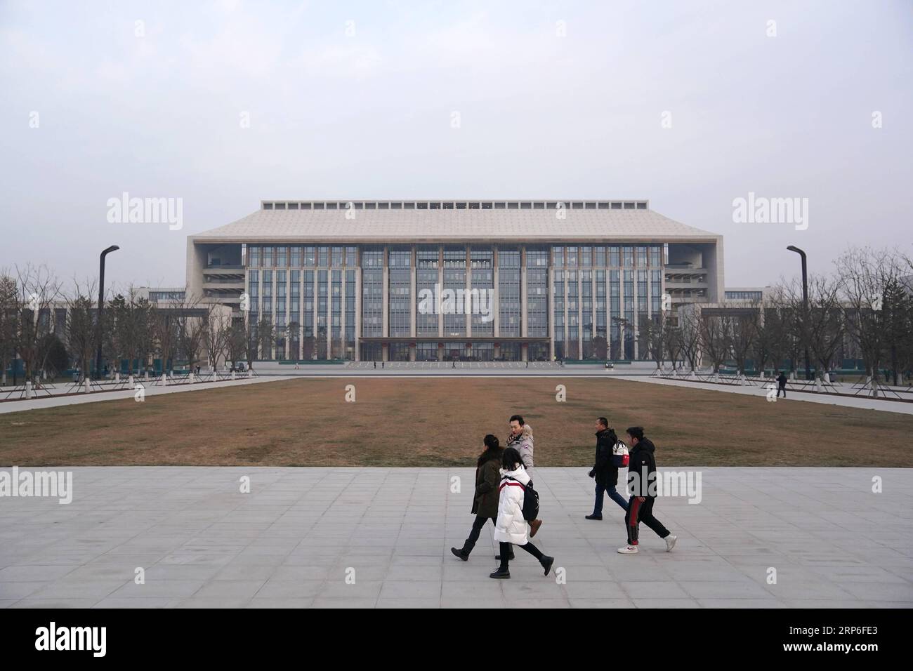 (190112) -- PECHINO, 12 gennaio 2019 (Xinhua) -- i membri del personale passano il nuovo edificio per uffici del Comitato municipale del Partito Comunista Cinese (CPC) di Pechino nel distretto di Tongzhou a Pechino, capitale della Cina, 11 gennaio 2019. La Cina sta procedendo con la costruzione della nuova area di Xiongan e del sub-centro di Pechino seguendo rigorosi standard, hanno detto i funzionari venerdì. Il progetto di alto livello per la nuova area di Xiongan è stato generalmente completato, con i sistemi di pianificazione e politica entrambi stabiliti, Lin Nianxiu, vice capo della Commissione nazionale per lo sviluppo e le riforme, ha detto una conferenza stampa. O Foto Stock
