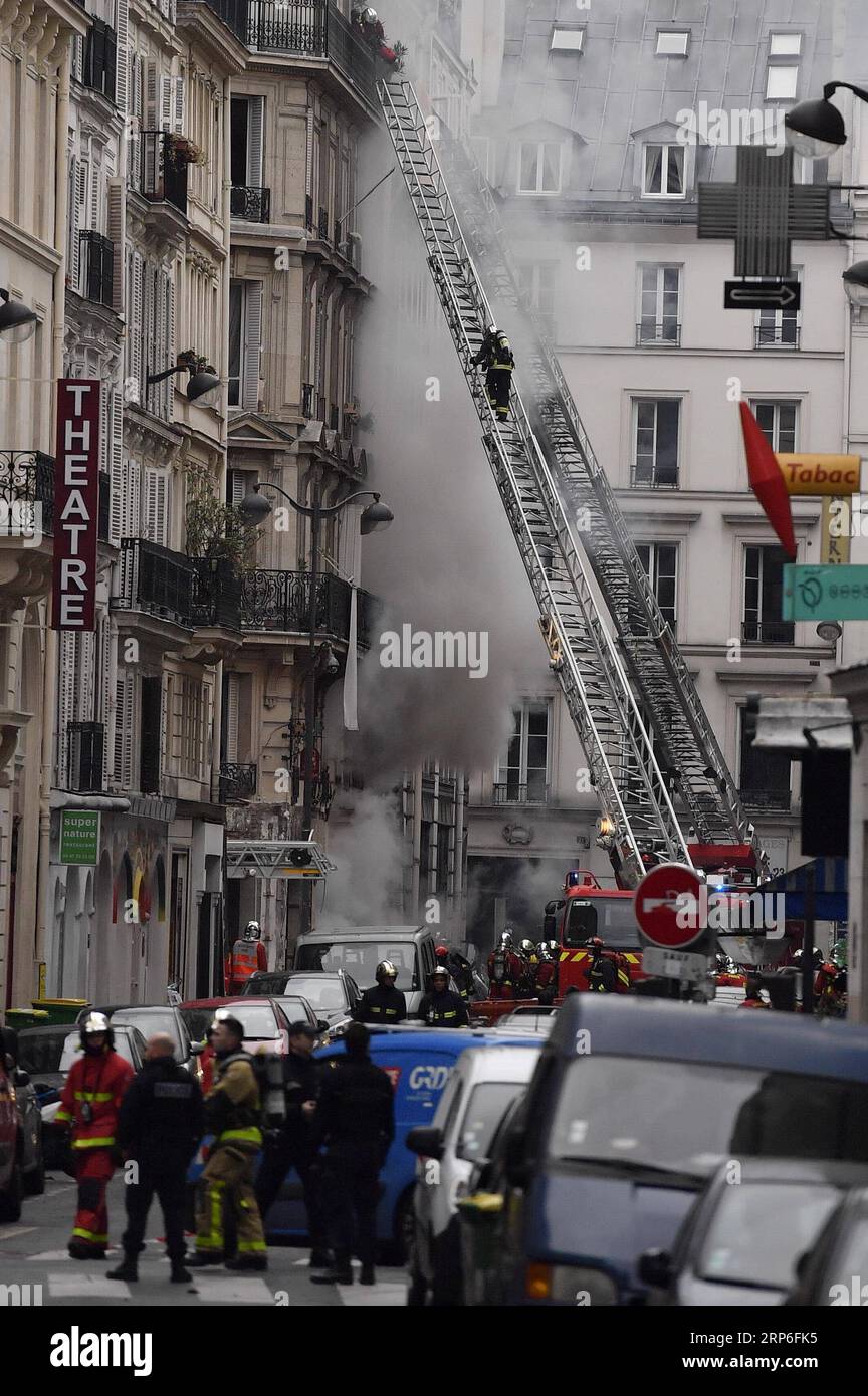 (190112) -- PARIGI, 12 gennaio 2019 (Xinhua) -- i vigili del fuoco lavorano in un sito di esplosione a Parigi, Francia, 12 gennaio 2019. Un'esplosione di gas ha colpito il centro di Parigi all'inizio di sabato, lasciando diversi feriti, secondo i media locali. I media locali hanno anche riferito che l'esplosione è avvenuta in un panificio in Rue de Trevise nel nono arrondissement di Parigi. (Xinhua/Chen Yichen) FRANCE-PARIS-GAS-BLAST PUBLICATIONxNOTxINxCHN Foto Stock