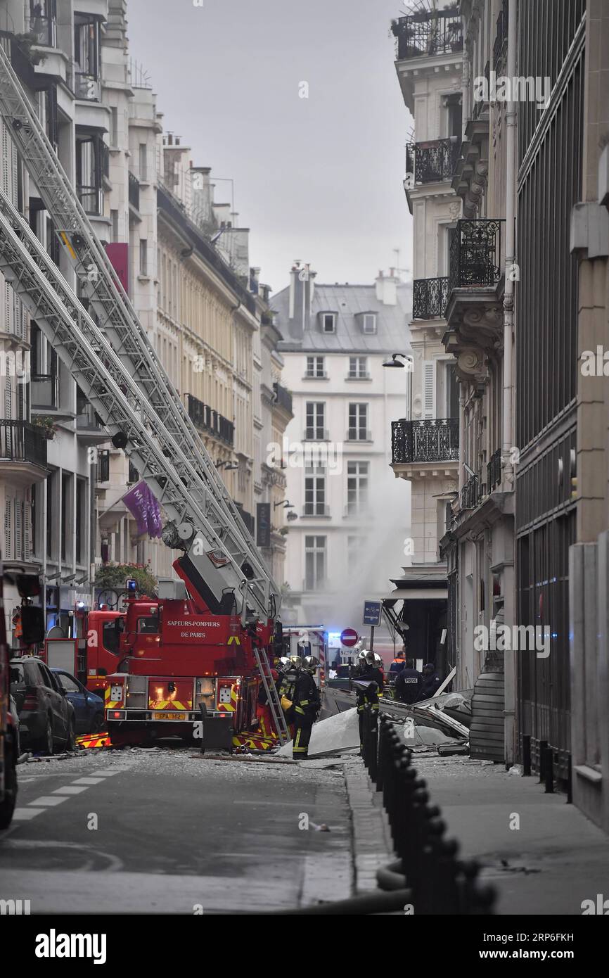 (190112) -- PARIGI, 12 gennaio 2019 (Xinhua) -- i vigili del fuoco lavorano in un sito di esplosione a Parigi, Francia, 12 gennaio 2019. Un'esplosione di gas ha colpito il centro di Parigi all'inizio di sabato, lasciando diversi feriti, secondo i media locali. I media locali hanno anche riferito che l'esplosione è avvenuta in un panificio in Rue de Trevise nel nono arrondissement di Parigi. (Xinhua/Chen Yichen) FRANCE-PARIS-GAS-BLAST PUBLICATIONxNOTxINxCHN Foto Stock