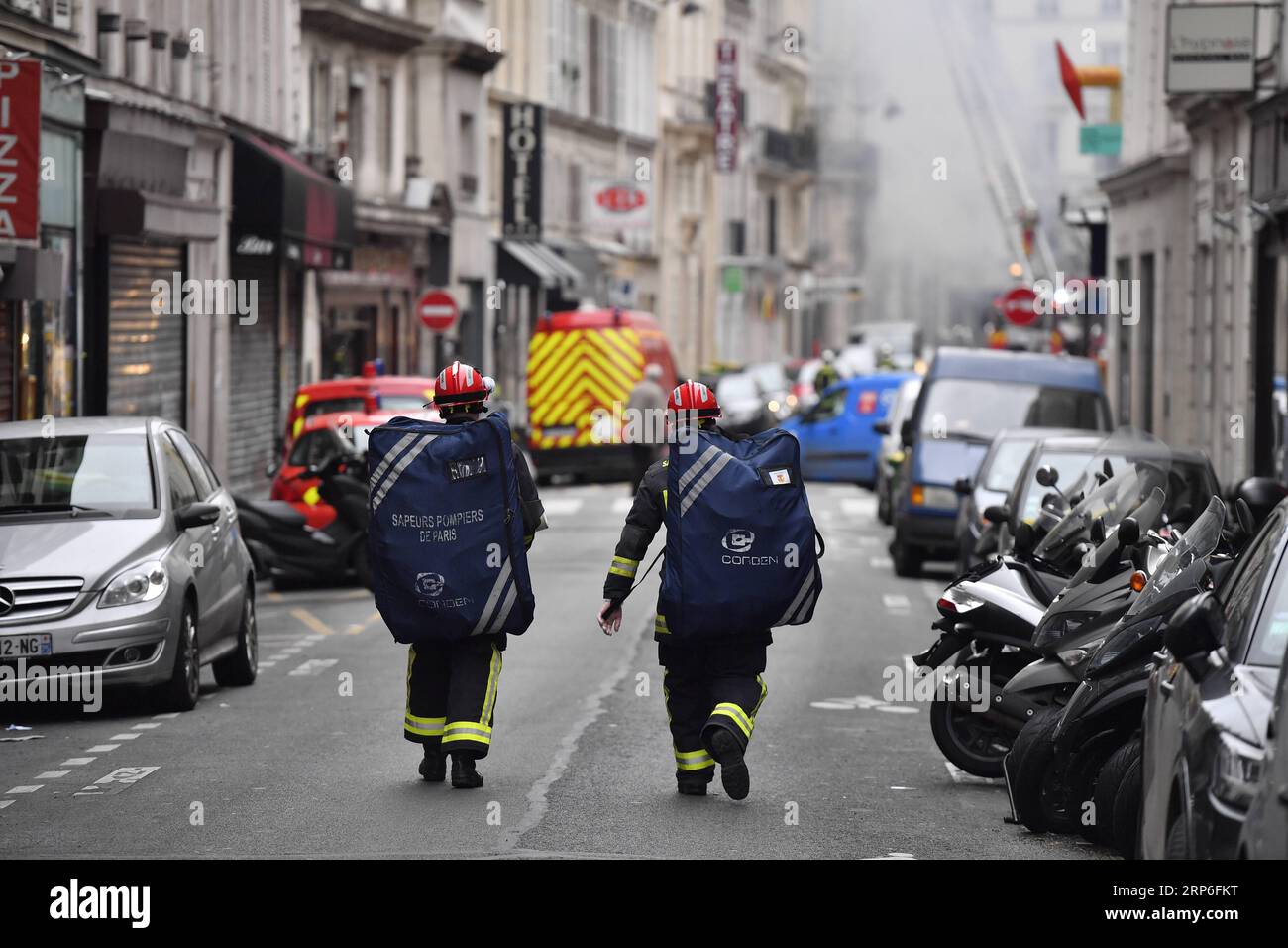 (190112) -- PARIGI, 12 gennaio 2019 (Xinhua) -- i vigili del fuoco si dirigono verso un sito di esplosione a Parigi, Francia, 12 gennaio 2019. Un'esplosione di gas ha colpito il centro di Parigi all'inizio di sabato, lasciando diversi feriti, secondo i media locali. I media locali hanno anche riferito che l'esplosione è avvenuta in un panificio in Rue de Trevise nel nono arrondissement di Parigi. (Xinhua/Chen Yichen) FRANCE-PARIS-GAS-BLAST PUBLICATIONxNOTxINxCHN Foto Stock