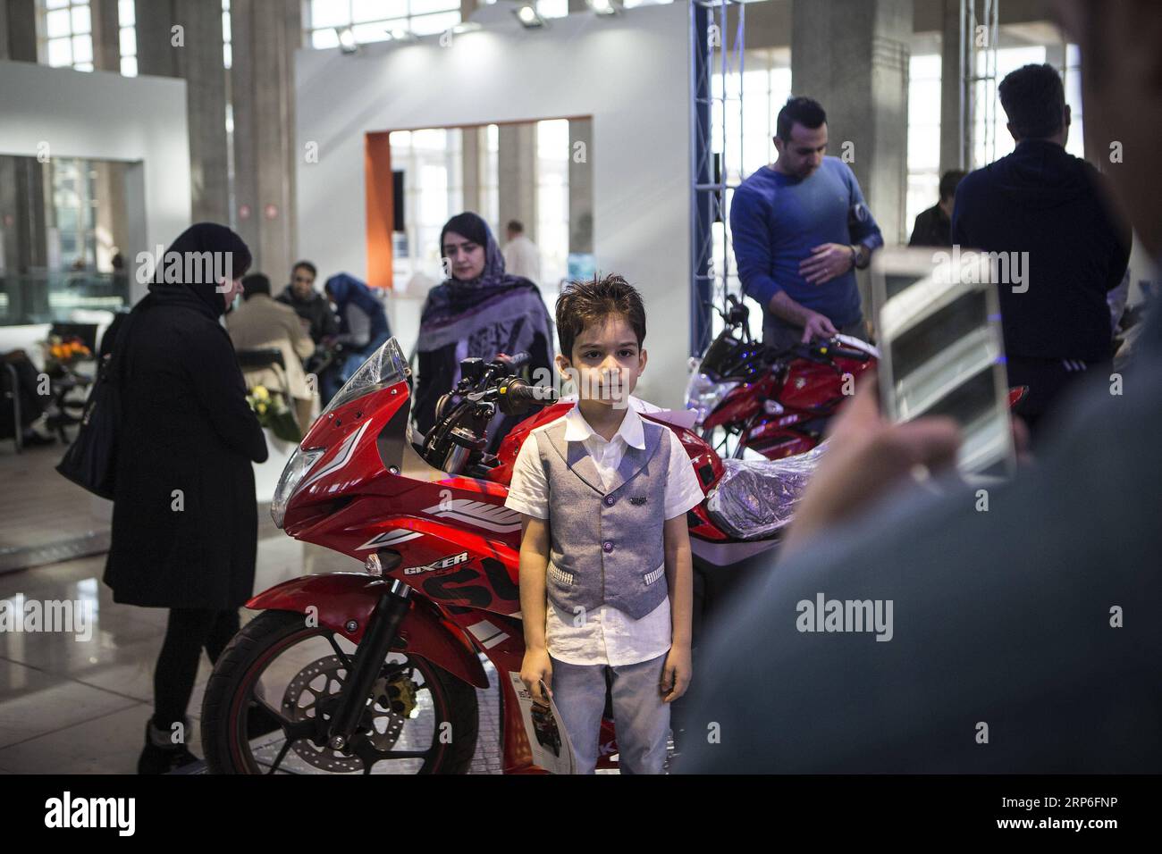 (190112) -- TEHERAN, 12 gennaio 2019 -- People visit the Teheran International Auto Show a Teheran, capitale dell'Iran, 11 gennaio 2019. Teheran Auto Show è uno dei più grandi eventi internazionali dell'industria automobilistica iraniana. ) IRAN-TEHERAN-INTERNATIONAL AUTO SHOW AhmadxHalabisaz PUBLICATIONxNOTxINxCHN Foto Stock