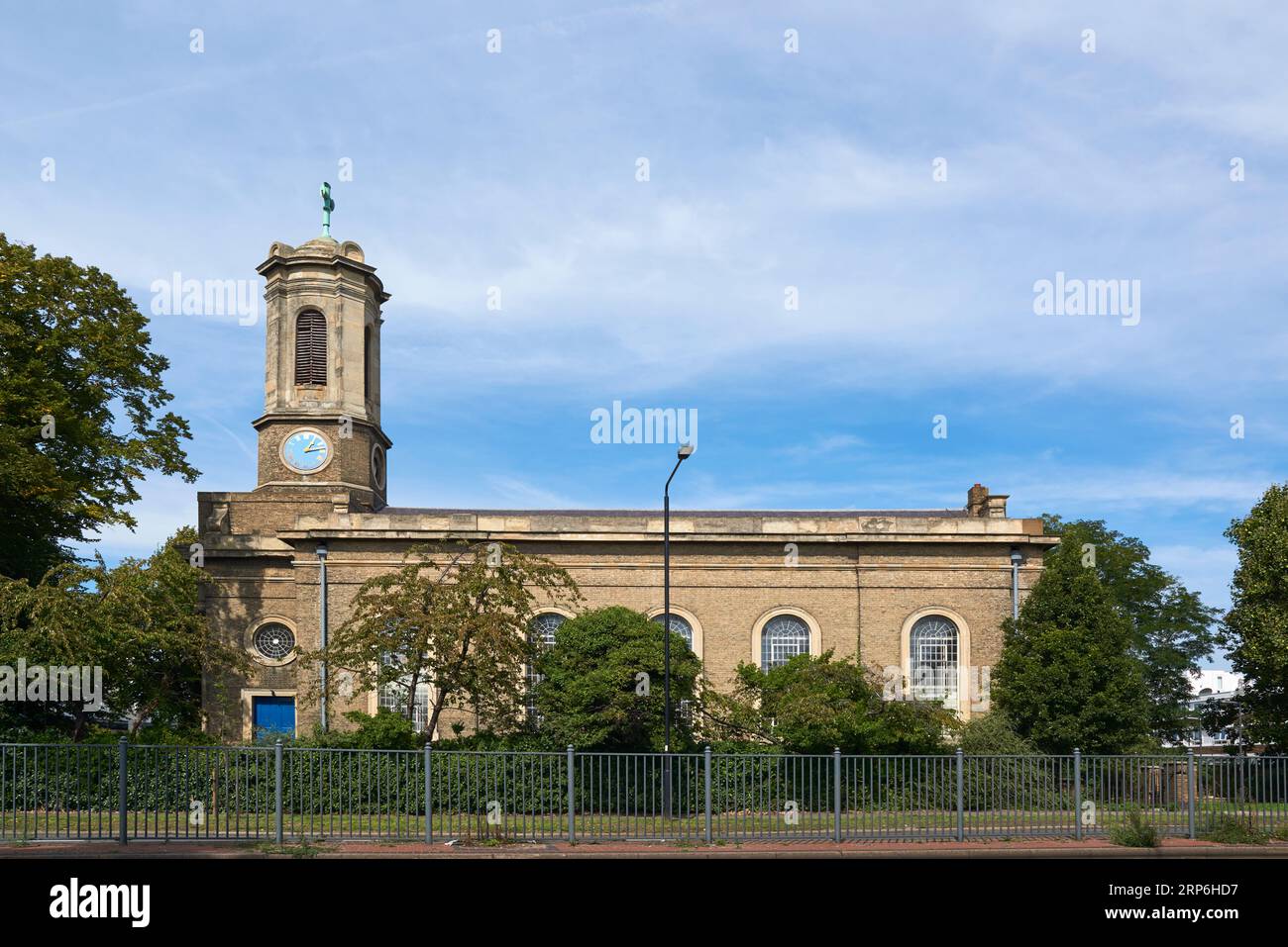 L'esterno della chiesa di St Peter, Hammersmith, Londra Regno Unito, all'inizio del XIX secolo, vista dalla Great West Road Foto Stock