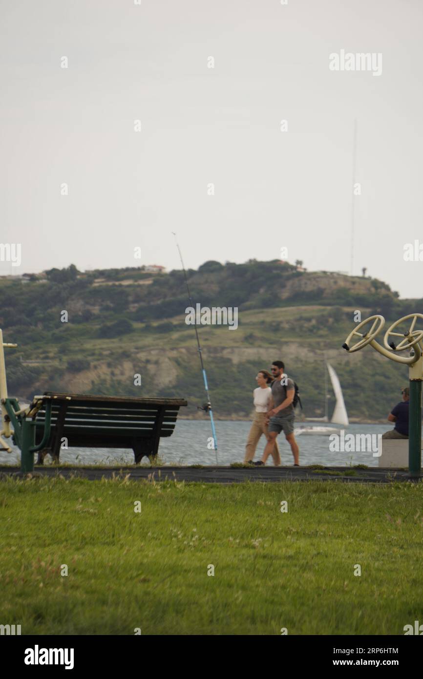 Coppie che camminano lungo il fiume Tejo Lisbon Foto Stock