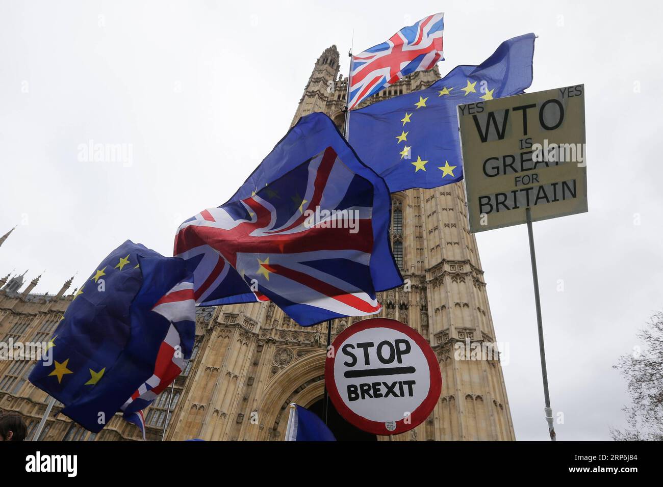 (190114) -- LONDRA, 14 gennaio 2019 -- i manifestanti pro-Brexit e anti-Brexit tengono bandiere e cartelli fuori dal Parlamento, a Londra, in Gran Bretagna, il 14 gennaio 2019. Il primo ministro britannico Theresa May ha dichiarato lunedì di essere contraria al ritardo dell'uscita della Gran Bretagna dall'Unione europea, insistendo che la data di partenza del marzo 29 era ancora il suo obiettivo. Una votazione parlamentare ritardata sull'accordo Brexit si svolgerà il 15 gennaio 2019. ) BRITAIN-LONDON-THERESA MAY-BREXIT DEAL TIMXIRELAND PUBLICATIONXNOTXINXCHN Foto Stock