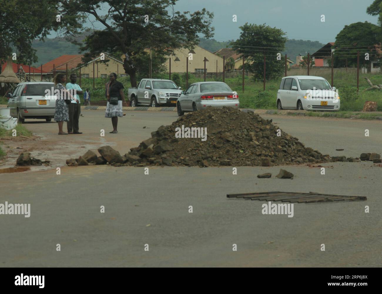 (190114) - HARARE, 14 gennaio 2019 -- Una strada è barricata dai manifestanti ad Harare, Zimbabwe, 14 gennaio 2019. La capitale dello Zimbabwe, Harare, è stata abbandonata lunedì, quando gli abitanti dello Zimbabwe hanno iniziato una permanenza di tre giorni a distanza per protestare contro l'aumento dei prezzi del carburante e il collasso economico generale. ZIMBABWE-HARARE-FUEL-PROTESTA ShaunxJusa PUBLICATIONxNOTxINxCHN Foto Stock