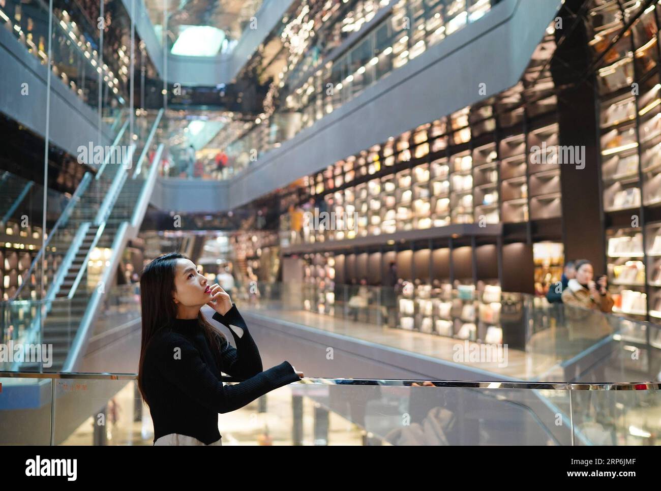 (190115) -- XI AN, 15 gennaio 2019 -- Un lettore guarda un muro di libri in una libreria nel distretto di Weiyang di Xi An, capitale della provincia dello Shaanxi della Cina nord-occidentale, 14 gennaio 2019. XI AN ha promosso la lettura pubblica negli ultimi anni, con le librerie in aumento ad alta velocità. A dicembre 2018, il numero di negozi di libri a Xi An ha quasi raggiunto i 2.000, più che raddoppiato dalla fine del 2017. ) CHINA-SHAANXI-XI AN-BOOK STORES (CN) SHAOXRUI PUBLICATIONXNOTXINXCHN Foto Stock