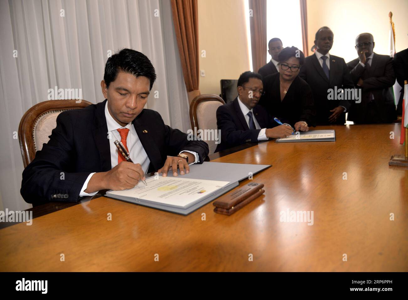 (190118) -- ANTANANARIVO, 18 gennaio 2019 (Xinhua) -- Andry Rajoelina (1st, L) e Hery Rajaonarimampianina (2nd, L) firmano i documenti ufficiali alla presenza del presidente ad interim Rivo Rakotovao (2nd, R) ad Antananarivo, capitale del Madagascar il 18 gennaio 2019. Il passaggio di potere tra il presidente in carica del Madagascar Hery Rajaonarimampianina e il presidente entrante Andry Rajoelina si è tenuto venerdì nella capitale Antananarivo, alla presenza del presidente in carica Rivo Rakotovao. (Xinhua/Sitraka Rajaonarison) MADAGASCAR-ANTANANARIVO-POWER-HAND OVER PUBLICATIONxNOTxINxCHN Foto Stock