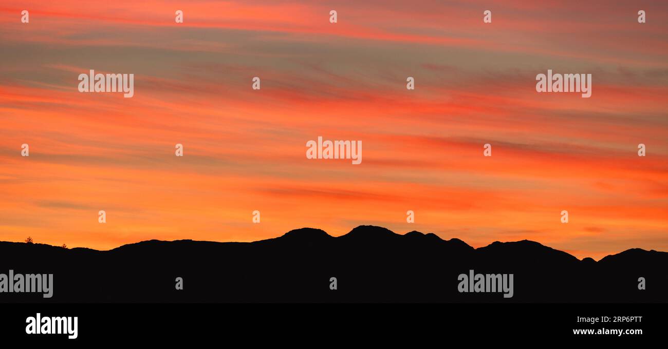 Cumbria, Regno Unito 3 settembre 2023. Meteo Regno Unito Windermere Village .tramonto sulle colline della Cumbria dopo un pomeriggio di sole visto dal villaggio di Windemere Credit: Gordon Shoosmith/Alamy Live News Foto Stock