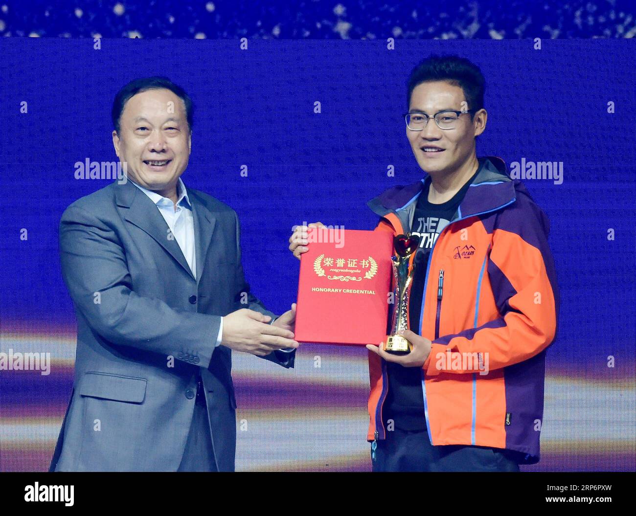 (190118) -- PECHINO, 18 gennaio 2019 (Xinhua) -- Cering Dandar (R) riceve il suo premio durante una cerimonia annuale in onore di 10 persone come modelli di riferimento ispiratori su Internet of the Year 2018 a Pechino, capitale della Cina, 18 gennaio 2019. Presentati dalla Xinhua News Agency, i premi annuali hanno premiato 10 persone con storie fenomenalmente toccanti su Internet nell'anno precedente per la loro tenacia, coraggio e saggezza. (Xinhua/li He) CERIMONIA DI PREMIAZIONE CINA-PECHINO (CN) PUBLICATIONxNOTxINxCHN Foto Stock (190118) -- PECHINO, 18 gennaio 2019 (Xinhua) -- Cering Dandar (R) riceve il suo premio durante una cerimonia annuale in onore di 10 persone come modelli di riferimento ispiratori su Internet of the Year 2018 a Pechino, capitale della Cina, 18 gennaio 2019. Presentati dalla Xinhua News Agency, i premi annuali hanno premiato 10 persone con storie fenomenalmente toccanti su Internet nell'anno precedente per la loro tenacia, coraggio e saggezza. (Xinhua/li He) CERIMONIA DI PREMIAZIONE CINA-PECHINO (CN) PUBLICATIONxNOTxINxCHN Foto Stock