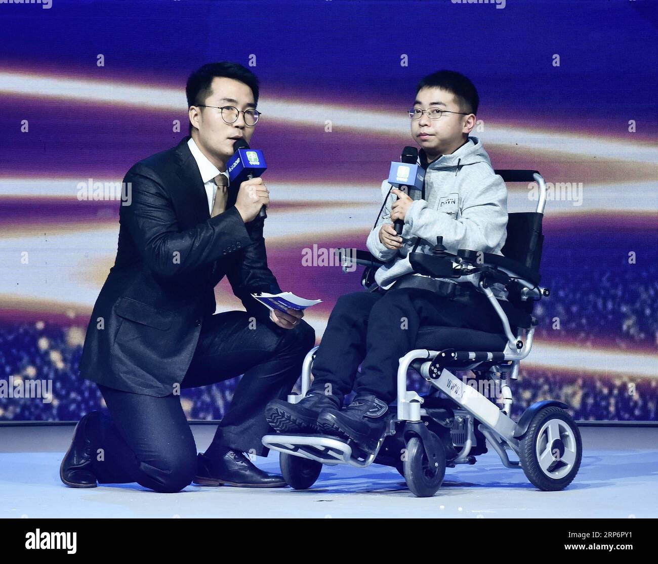 (190118) -- PECHINO, 18 gennaio 2019 (Xinhua) -- Yi Xiaoyuan (R) riceve il suo premio durante una cerimonia annuale che onora 10 persone come modelli di riferimento ispiratori su Internet of the Year 2018 a Pechino, capitale della Cina, 18 gennaio 2019. Presentati dalla Xinhua News Agency, i premi annuali hanno premiato 10 persone con storie fenomenalmente toccanti su Internet nell'anno precedente per la loro tenacia, coraggio e saggezza. (Xinhua/li He) CERIMONIA DI PREMIAZIONE CINA-PECHINO (CN) PUBLICATIONxNOTxINxCHN Foto Stock (190118) -- PECHINO, 18 gennaio 2019 (Xinhua) -- Yi Xiaoyuan (R) riceve il suo premio durante una cerimonia annuale che onora 10 persone come modelli di riferimento ispiratori su Internet of the Year 2018 a Pechino, capitale della Cina, 18 gennaio 2019. Presentati dalla Xinhua News Agency, i premi annuali hanno premiato 10 persone con storie fenomenalmente toccanti su Internet nell'anno precedente per la loro tenacia, coraggio e saggezza. (Xinhua/li He) CERIMONIA DI PREMIAZIONE CINA-PECHINO (CN) PUBLICATIONxNOTxINxCHN Foto Stock