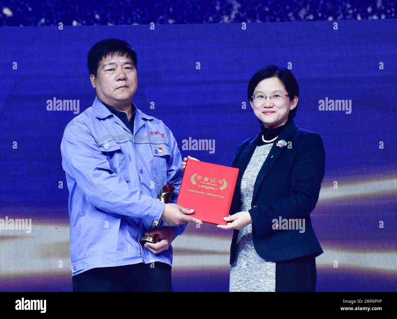 (190118) -- PECHINO, 18 gennaio 2019 (Xinhua) -- li De (L) riceve il suo premio durante una cerimonia annuale in onore di 10 persone come modelli di riferimento ispiratori su Internet of the Year 2018 a Pechino, capitale della Cina, 18 gennaio 2019. Presentati dalla Xinhua News Agency, i premi annuali hanno premiato 10 persone con storie fenomenalmente toccanti su Internet nell'anno precedente per la loro tenacia, coraggio e saggezza. (Xinhua/li He) CERIMONIA DI PREMIAZIONE CINA-PECHINO (CN) PUBLICATIONxNOTxINxCHN Foto Stock (190118) -- PECHINO, 18 gennaio 2019 (Xinhua) -- li De (L) riceve il suo premio durante una cerimonia annuale in onore di 10 persone come modelli di riferimento ispiratori su Internet of the Year 2018 a Pechino, capitale della Cina, 18 gennaio 2019. Presentati dalla Xinhua News Agency, i premi annuali hanno premiato 10 persone con storie fenomenalmente toccanti su Internet nell'anno precedente per la loro tenacia, coraggio e saggezza. (Xinhua/li He) CERIMONIA DI PREMIAZIONE CINA-PECHINO (CN) PUBLICATIONxNOTxINxCHN Foto Stock