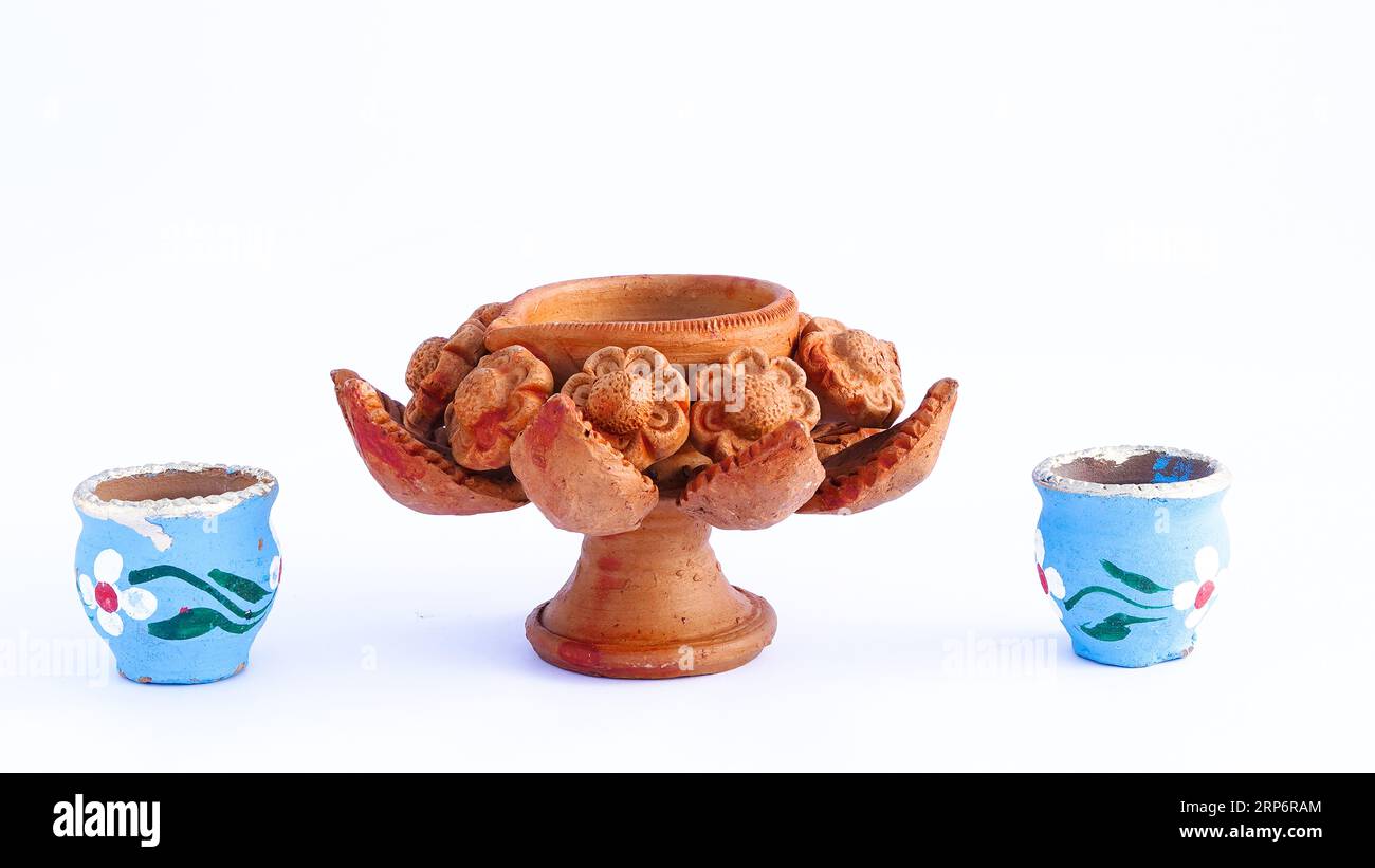 Dio Indiano idolo o statua isolata su bianco. Maa laxmi con Lord Ganesha, Adiyogi, Godess Durga sul leone e la statua di Lord Krishana. Foto Stock