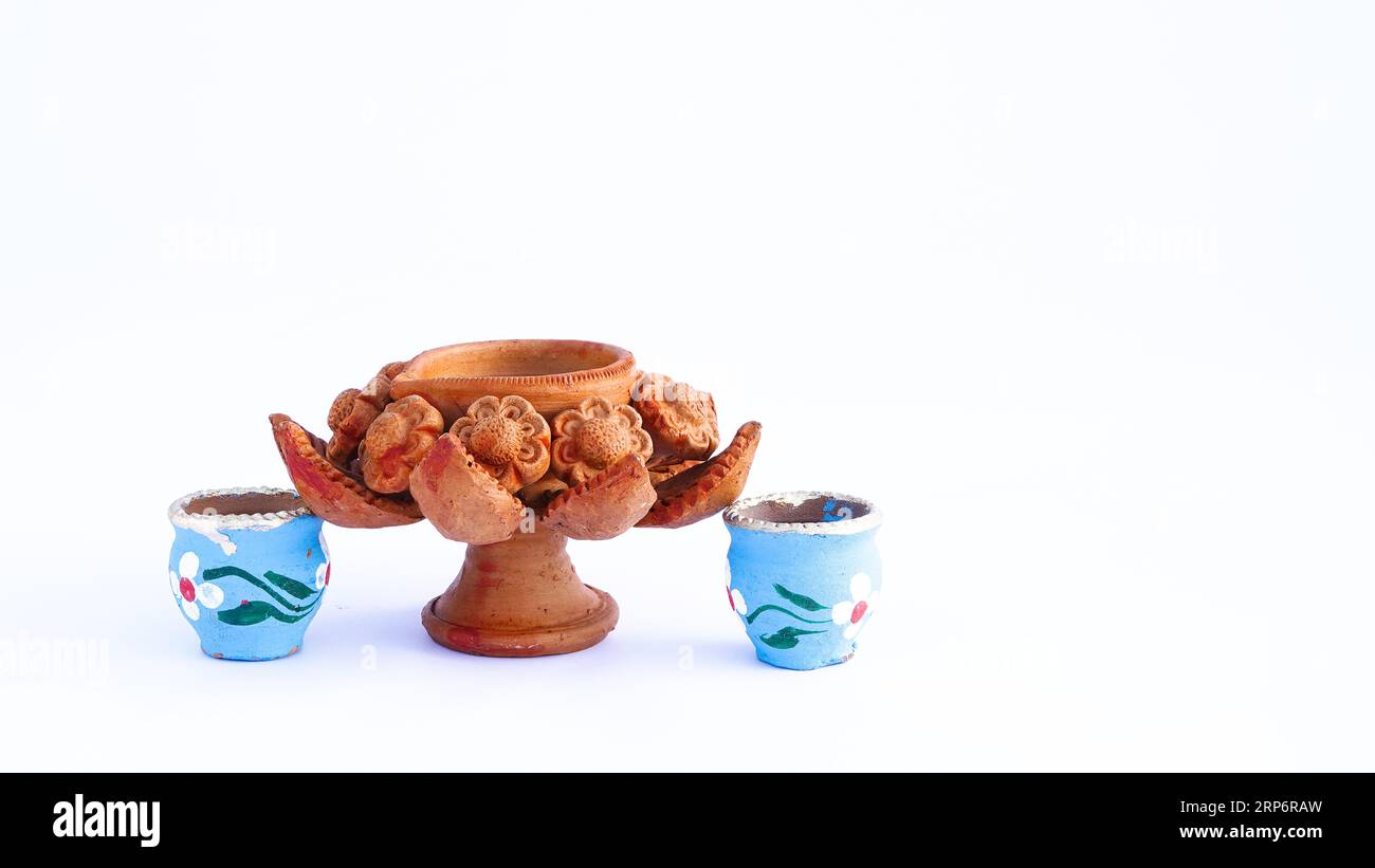 Dio Indiano idolo o statua isolata su bianco. Maa laxmi con Lord Ganesha, Adiyogi, Godess Durga sul leone e la statua di Lord Krishana. Foto Stock