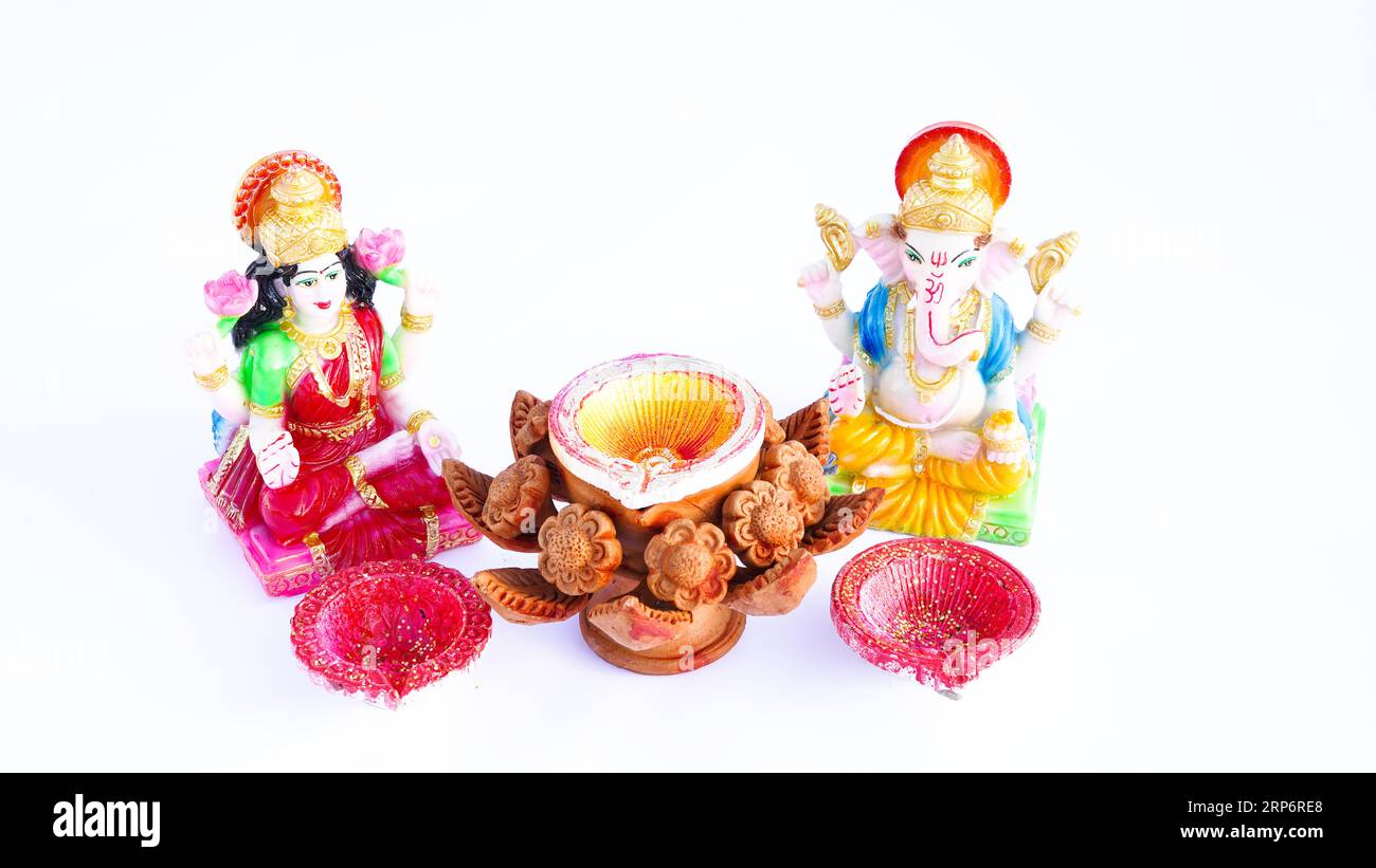 Dio Indiano idolo o statua isolata su bianco. Maa laxmi con Lord Ganesha, Adiyogi, Godess Durga sul leone e la statua di Lord Krishana. Foto Stock