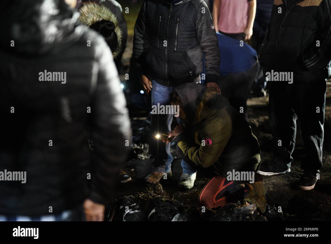 (190119) -- TLAHUELILPAN, 19 gennaio 2019 (Xinhua) -- Una donna piange mentre trova il corpo della sua amata nel sito di un'esplosione di oleodotti nel comune di Tlahuelilpan, stato di Hidalgo, Messico, 19 gennaio 2019. Almeno 21 persone sono rimaste uccise e altre 71 ferite in un'esplosione di oleodotti nello stato messicano centrale di Hidalgo venerdì, hanno detto le autorità locali. (Xinhua/Xin Yuewei) MESSICO-HIDALGO-PIPELINE-EXPLOSION PUBLICATIONxNOTxINxCHN Foto Stock