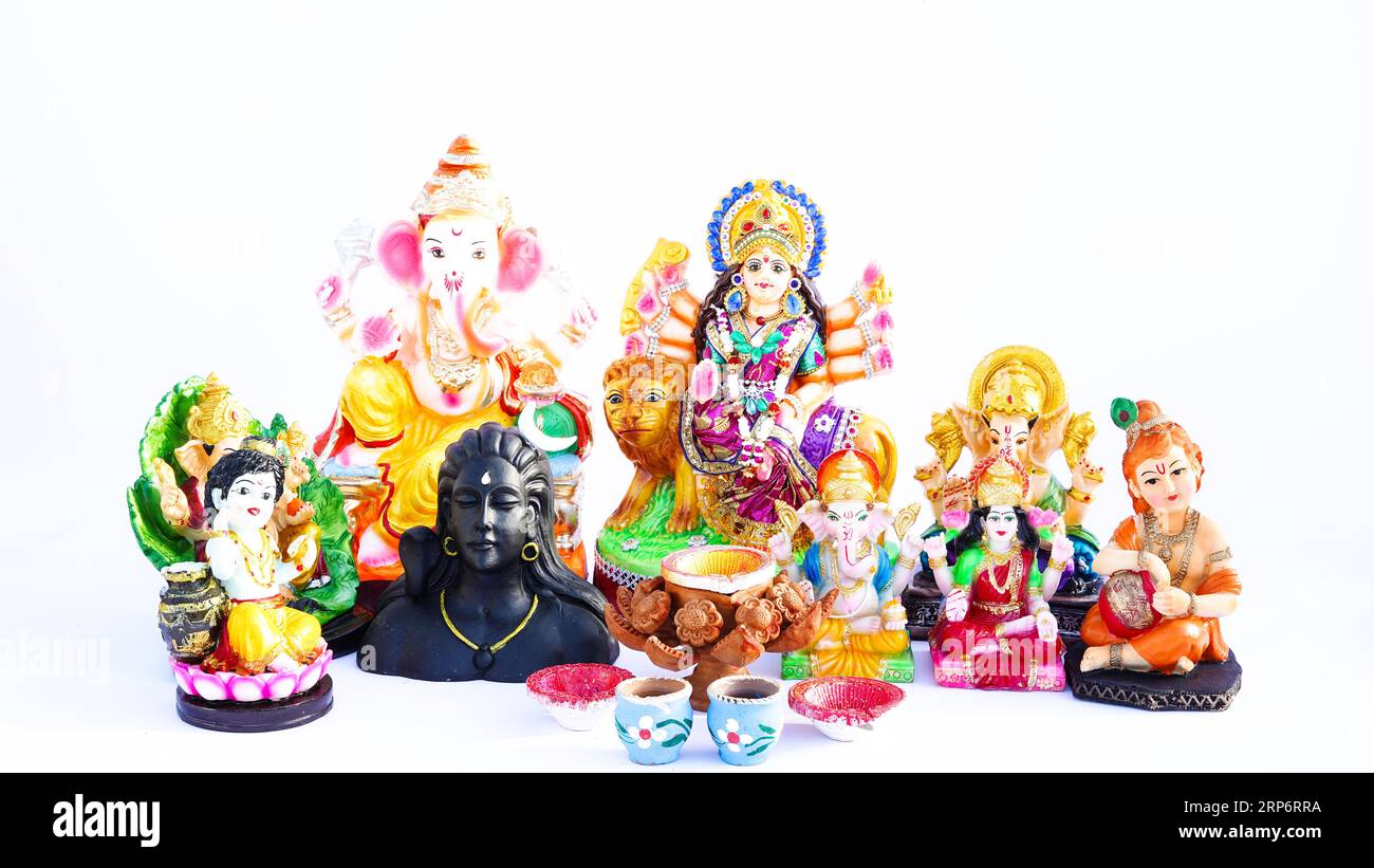 Dio Indiano idolo o statua isolata su bianco. Maa laxmi con Lord Ganesha, Adiyogi, Godess Durga sul leone e la statua di Lord Krishana. Foto Stock