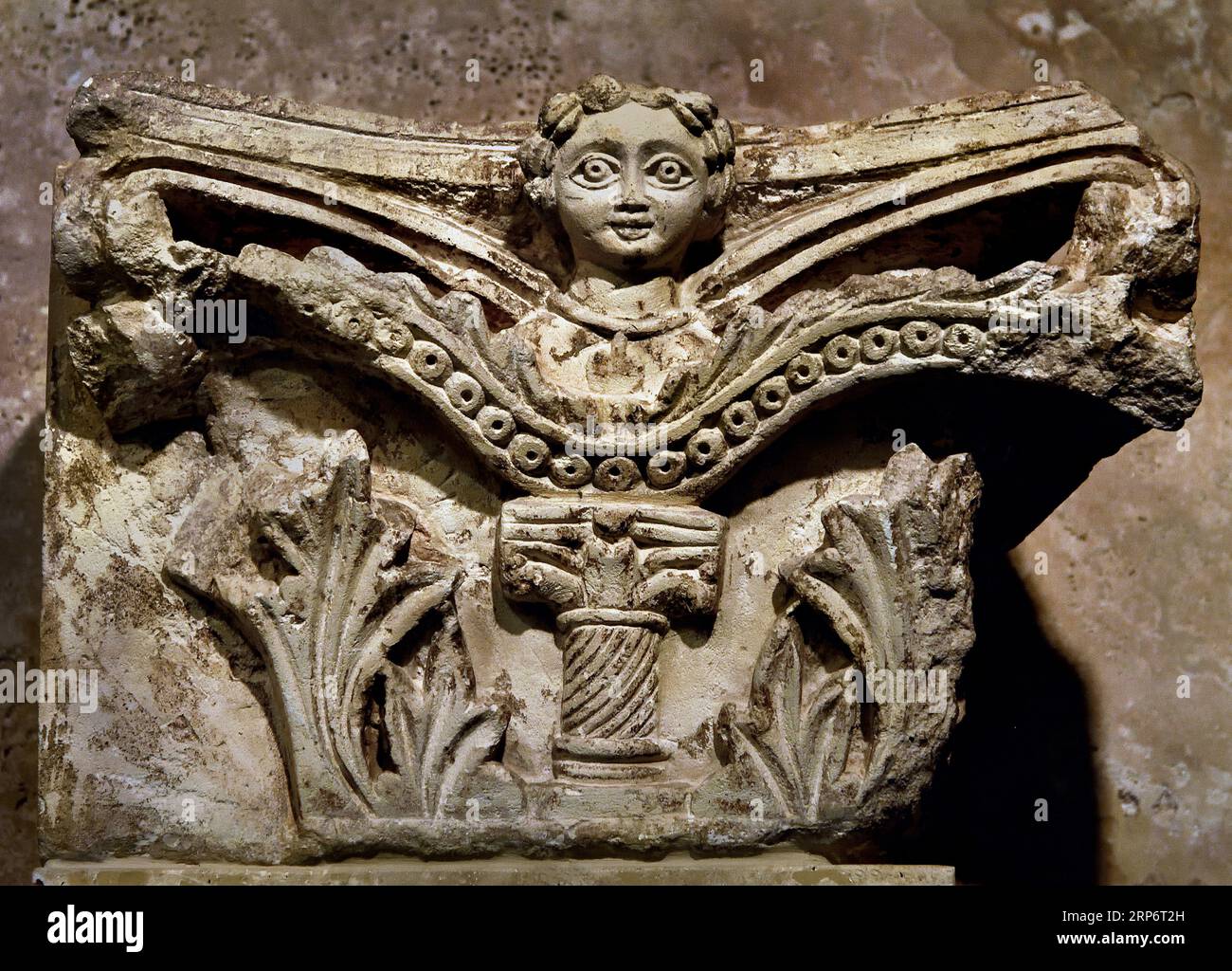 Capitale calcarea con busto di rilievo. V secolo d.C. Atene, Museo, Greco, Grecia. Arte bizantina. Capitale decorata con un sollievo di una donna. Foto Stock