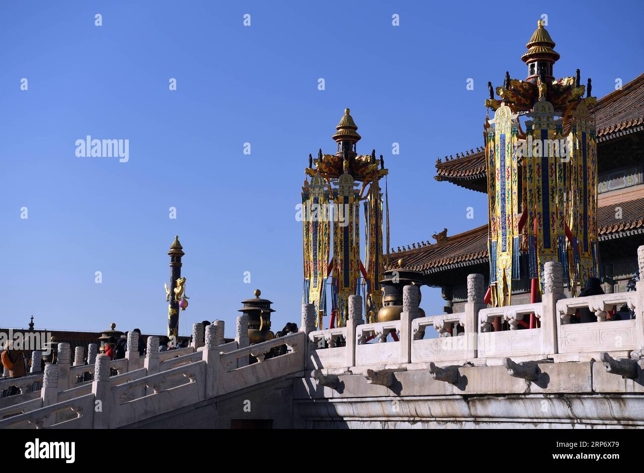 (190121) -- PECHINO, 21 gennaio 2019 -- lanterne celesti e lanterne di longevità sono installate prima del Qianqing Gong, o Palazzo della purezza celeste, al Museo del Palazzo, noto anche come città Proibita, a Pechino, capitale della Cina, 21 gennaio 2019. Le tradizionali lanterne recuperate dal Museo del Palazzo in accordo con gli archivi storici della Dinastia Qing (1644-1911) sono aperte al pubblico lunedì, come parte della mostra di celebrazione della Festa di Primavera nella città Proibita . ) (INPALACEMUSEUM)CINA-PECHINO-LA CITTÀ PROIBITA-CELEBRAZIONE DEL FESTIVAL PRIMAVERILE-LANTERNE (CN) JINX Foto Stock