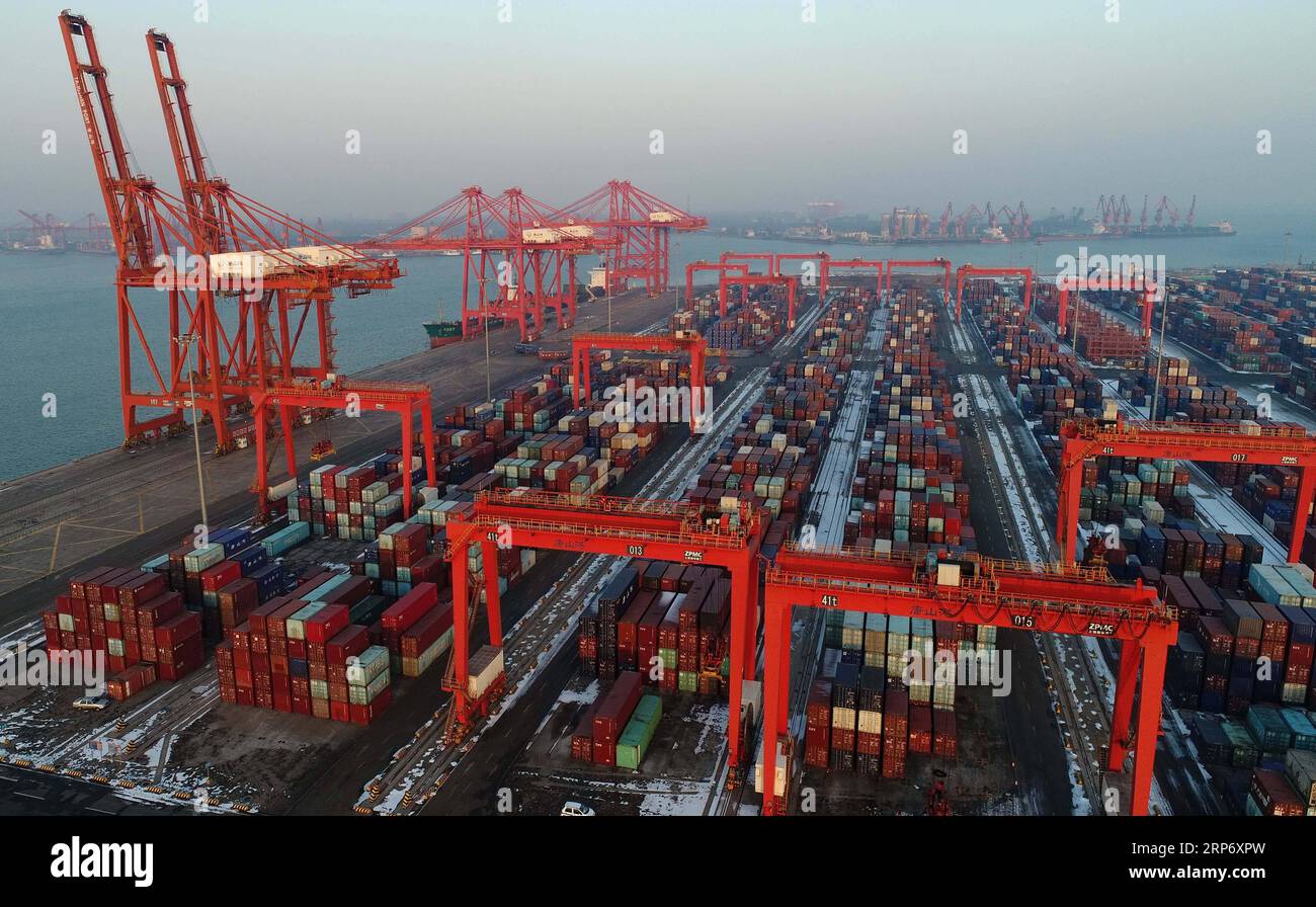 (190122) -- PECHINO, 22 gennaio 2019 (Xinhua) -- foto aerea scattata il 13 dicembre 2018 mostra il molo dei container al porto di Tangshan nella provincia di Hebei nella Cina settentrionale. L'economia cinese è cresciuta del 6,6% su base annua nel 2018, battendo l'obiettivo annuale ufficiale di circa il 6,5%, i dati del National Bureau of Statistics (NBS) hanno mostrato lunedì. Il prodotto interno lordo (PIL) del paese ha raggiunto 90,03 trilioni di yuan (circa 13,32 trilioni di dollari) nel 2018. Di seguito sono riportati alcuni fatti e dati pubblicati dalla NBS sulla sua solida performance economica lo scorso anno. -- gli investimenti immobiliari della Cina sono cresciuti Foto Stock