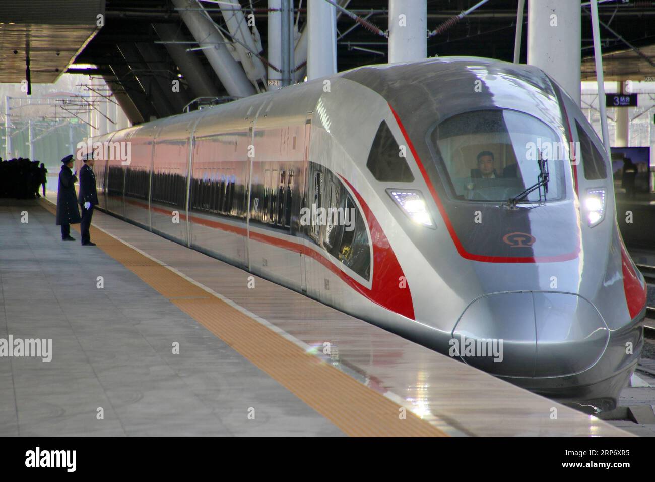 (190122) -- PECHINO, 22 gennaio 2019 -- Un treno ad alta velocità si prepara a partire dalla stazione ferroviaria nord di Qingdao a Qingdao, provincia dello Shandong della Cina orientale, 26 dicembre 2018. L'economia cinese è cresciuta del 6,6% su base annua nel 2018, battendo l'obiettivo annuale ufficiale di circa il 6,5%, i dati del National Bureau of Statistics (NBS) hanno mostrato lunedì. Il prodotto interno lordo (PIL) del paese ha raggiunto 90,03 trilioni di yuan (circa 13,32 trilioni di dollari) nel 2018. Di seguito sono riportati alcuni fatti e dati pubblicati dalla NBS sulla sua solida performance economica lo scorso anno. -- le invenzioni immobiliari della Cina Foto Stock