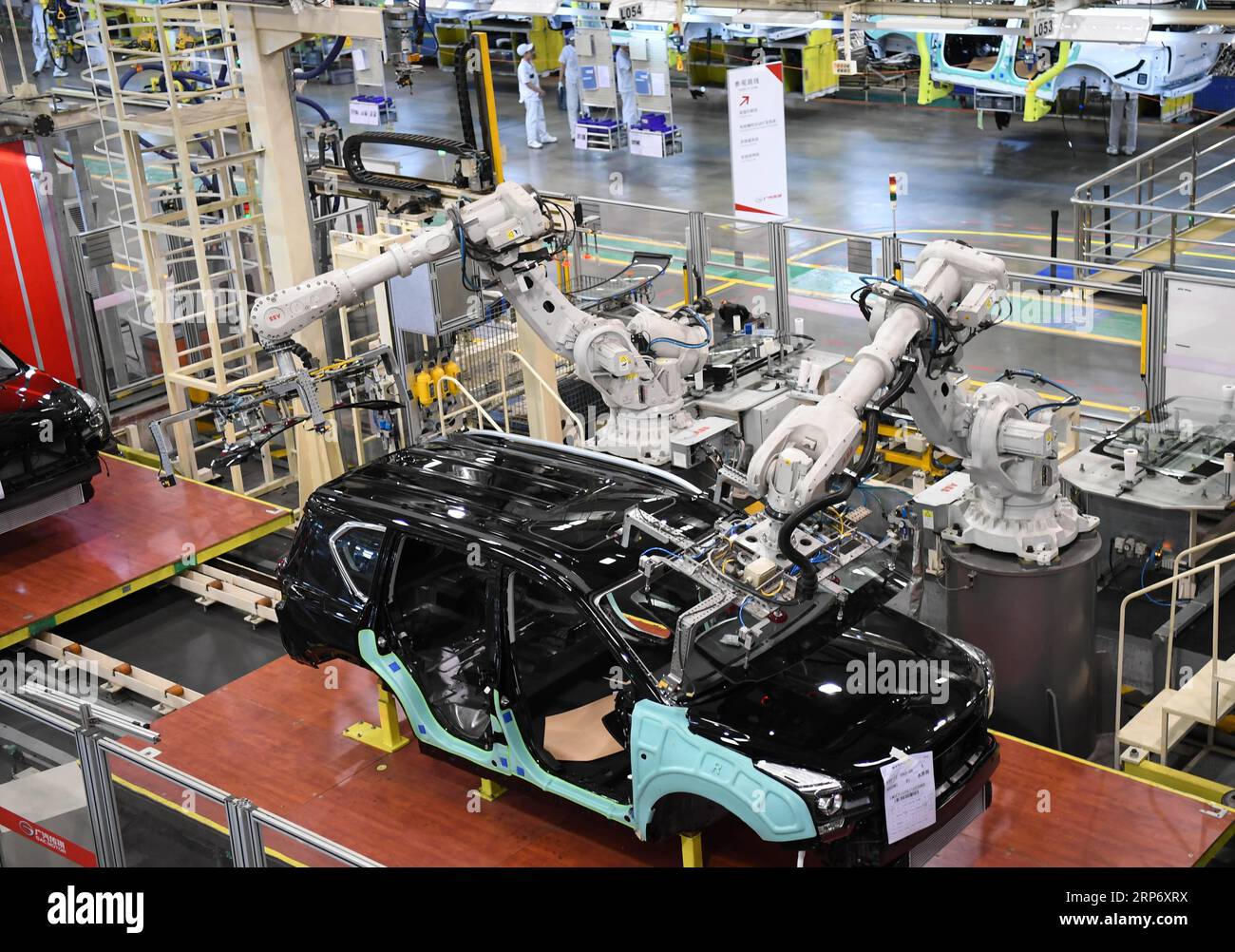 (190122) -- PECHINO, 22 gennaio 2019 (Xinhua) -- la foto scattata il 16 ottobre 2018 mostra la linea di produzione automobilistica di Guangzhou Automobile Group Co., Ltd a Guangzhou, nella provincia del Guangdong nella Cina meridionale. L'economia cinese è cresciuta del 6,6% su base annua nel 2018, battendo l'obiettivo annuale ufficiale di circa il 6,5%, i dati del National Bureau of Statistics (NBS) hanno mostrato lunedì. Il prodotto interno lordo (PIL) del paese ha raggiunto 90,03 trilioni di yuan (circa 13,32 trilioni di dollari) nel 2018. Di seguito sono riportati alcuni fatti e dati pubblicati dalla NBS sulla sua solida performance economica lo scorso anno Foto Stock