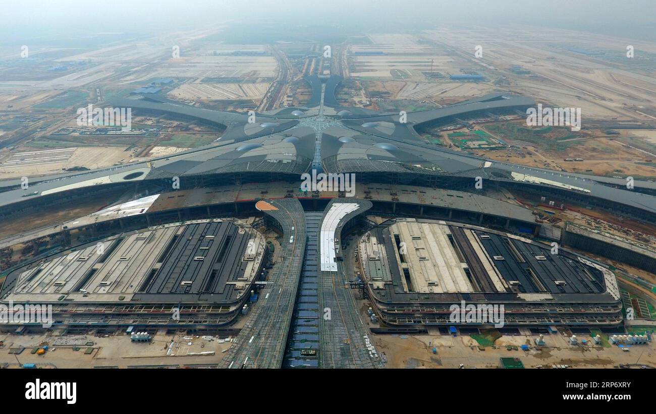 (190122) -- PECHINO, 22 gennaio 2019 (Xinhua) -- foto aerea scattata il 28 aprile 2018 mostra il cantiere di fronte al terminal di un nuovo aeroporto di Pechino. L'economia cinese è cresciuta del 6,6% su base annua nel 2018, battendo l'obiettivo annuale ufficiale di circa il 6,5%, i dati del National Bureau of Statistics (NBS) hanno mostrato lunedì. Il prodotto interno lordo (PIL) del paese ha raggiunto 90,03 trilioni di yuan (circa 13,32 trilioni di dollari) nel 2018. Di seguito sono riportati alcuni fatti e dati pubblicati dalla NBS sulla sua solida performance economica lo scorso anno. -- investimenti immobiliari in Cina Foto Stock