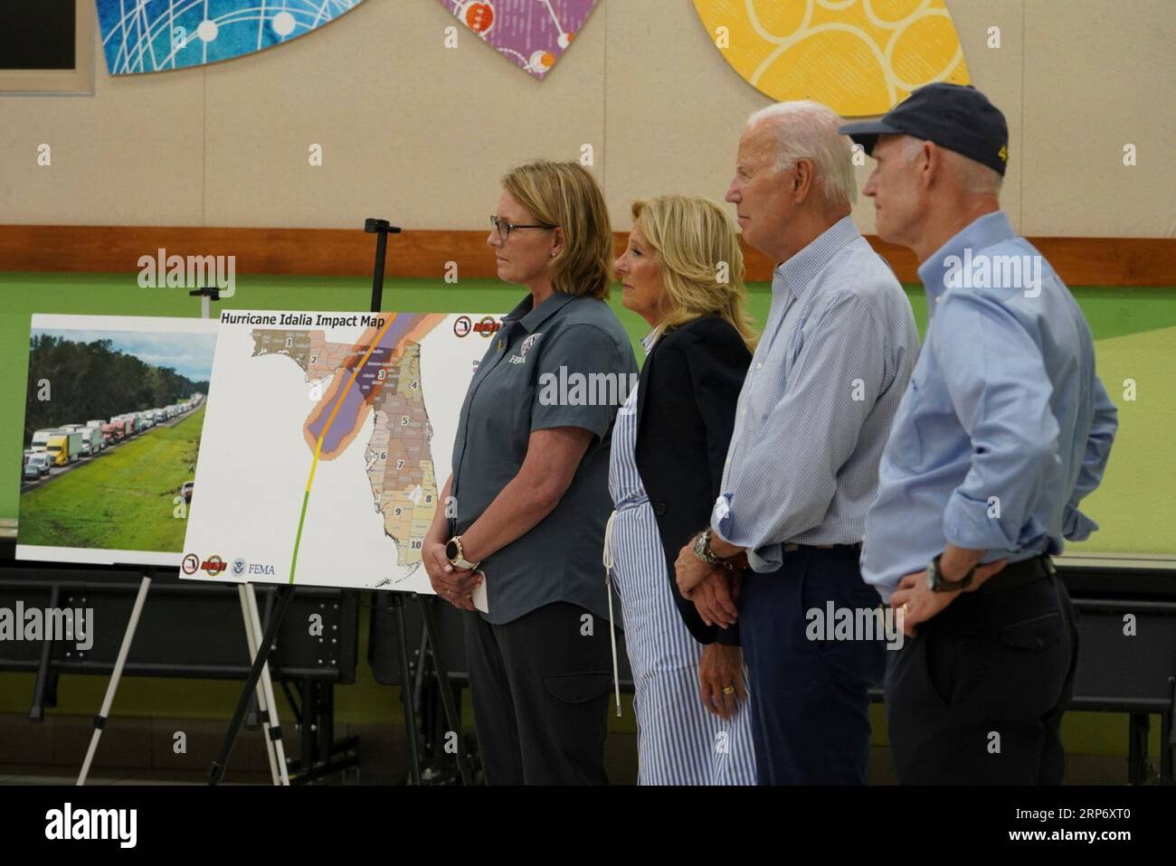 Live Oak, Stati Uniti. 2 settembre 2023. Da sinistra a destra: L'amministratore della FEMA Deanne Criswell, la First Lady Jill Biden, il presidente Joe Biden e il senatore Rick Scott ascoltano durante un briefing in seguito all'uragano Idalia alla Suwannee Pineview Elementary School, il 2 settembre 2023 a Live Oak, Florida. Crediti: Eliezer Hernandez/FEMA/Alamy Live News Foto Stock