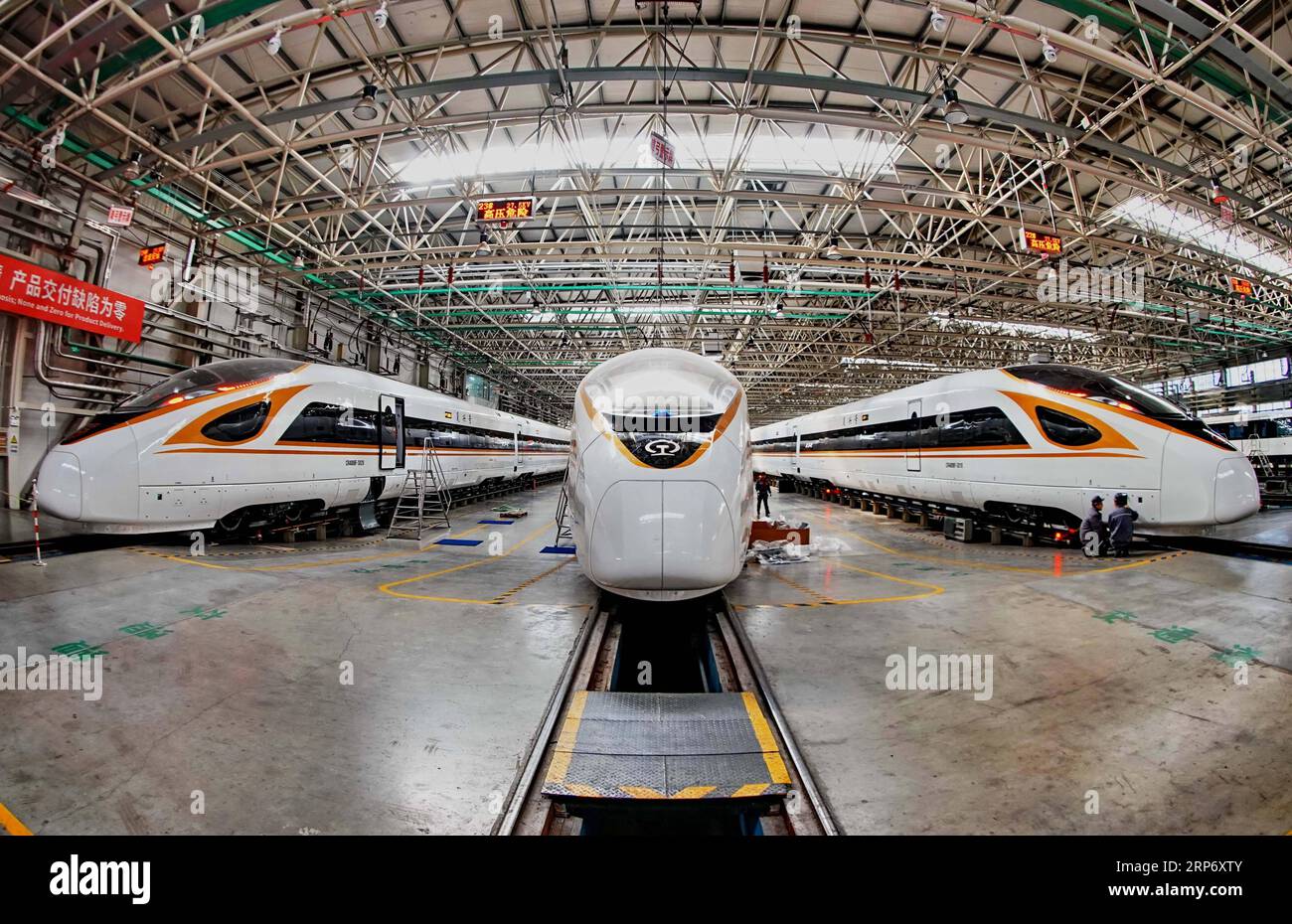 190122 -- PECHINO, 22 gennaio 2019 Xinhua -- i membri dello staff lavorano sulla linea di produzione del treno proiettile nella città di Tangshan, nella provincia di Hebei nella Cina settentrionale, 23 marzo 2018. L'economia cinese è cresciuta del 6,6% su base annua nel 2018, battendo l'obiettivo annuale ufficiale di circa il 6,5%, i dati del National Bureau of Statistics NBS hanno mostrato lunedì. Il prodotto interno lordo del paese ha raggiunto 90,03 trilioni di yuan circa 13,32 trilioni di dollari nel 2018. Di seguito sono riportati alcuni fatti e dati pubblicati dalla NBS sulla sua solida performance economica lo scorso anno. -- gli investimenti immobiliari della Cina sono cresciuti Foto Stock