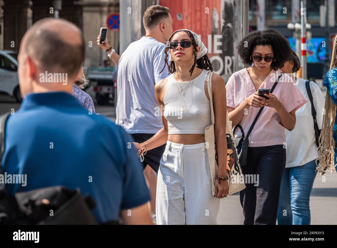 Ragazza che ascolta musica passeggiando per le strade di Vienna. Foto Stock