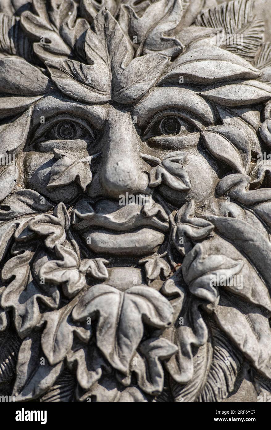 personaggio uomo verde modellato per l'uso come ornamento da giardino. mitica creatura forestale e boschiva. le fiabe folkloristiche degli uomini verdi. Foto Stock