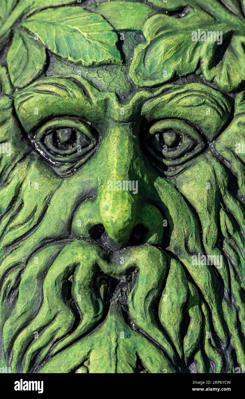 ornamento verde del giardino. vita e ciclo di vita dei giardini nel folklore. misterioso uomo verde mitica statua o figura da giardino. Foto Stock