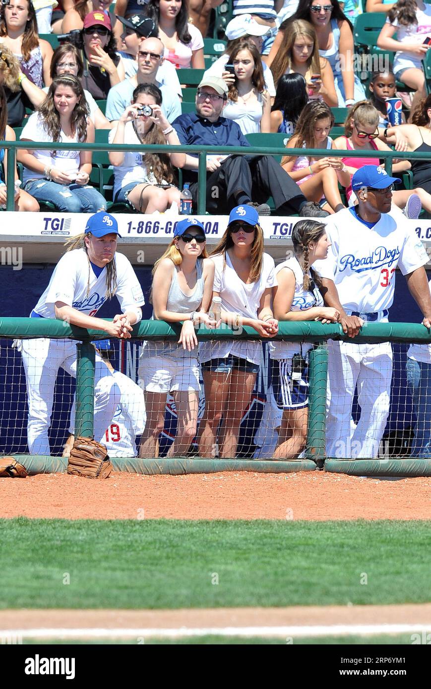 NEW YORK - 19 AGOSTO: I cantanti Nick Jonas, Kevin Jonas e Joe Jonas del gruppo "The Jonas Brothers" insieme all'altro fratello Frankie Jonas, partecipano al Road Dogs X the TXT softball tour. L'attrice fidanzata di Joe Jonas e star di Twilight Ashley Green guarda il gioco dal dugout, al KeySpan Park il 19 agosto 2010 a New York City People: Ashley Green Foto Stock