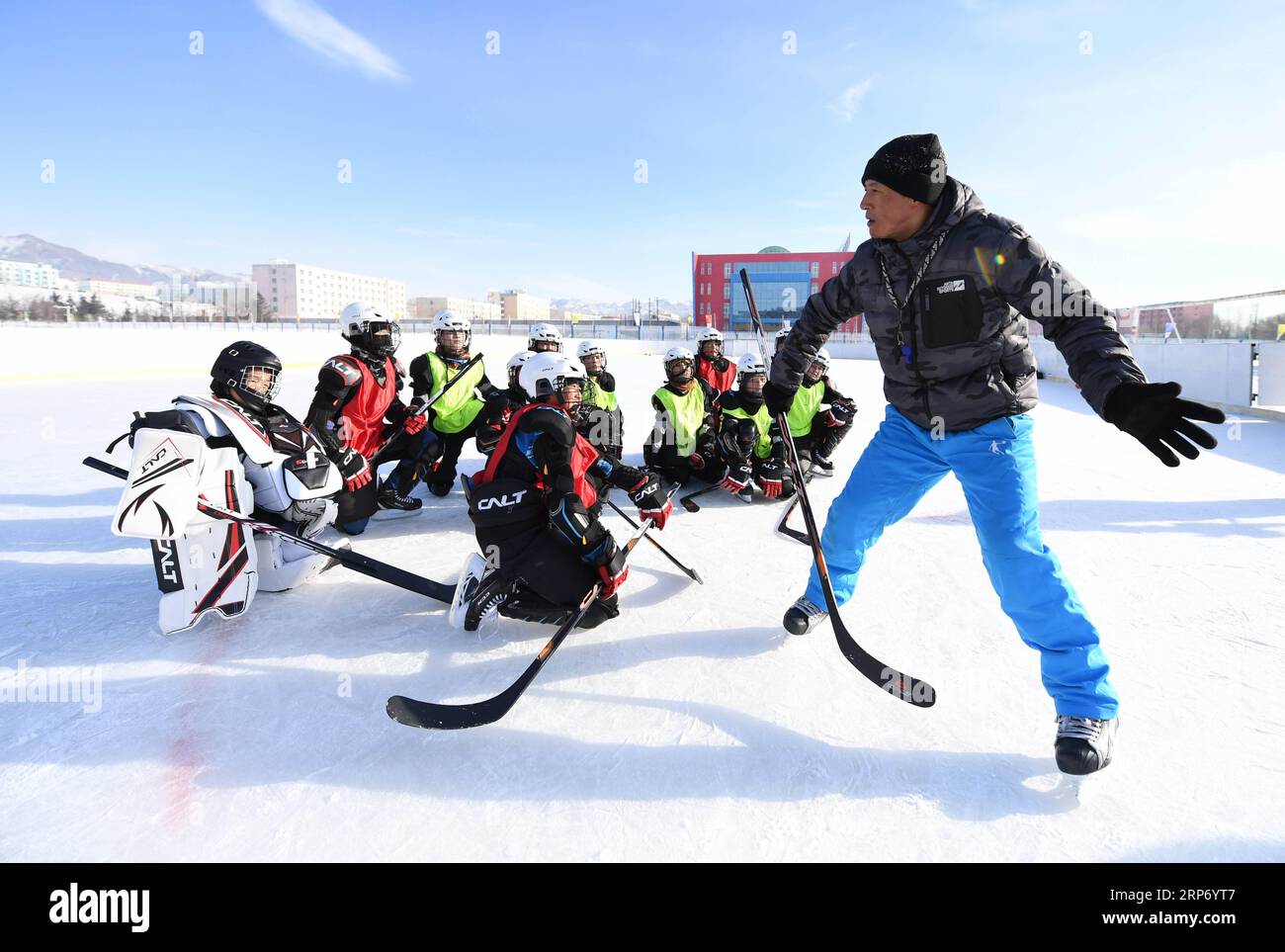 (190123) -- PECHINO, 23 gennaio 2019 -- Guo Zhihao (R), allenatore del Qiqihar Winter Sports Administration Center, forma i giocatori della squadra di hockey su ghiaccio della Wenyun County Primary School nella contea di Fuyun di Altay, regione autonoma di Xinjiang Uygur, nella Cina nord-occidentale, 18 gennaio 2019. Con l'aiuto del Charles Wang Ice Hockey Project, la Wenyun County Primary School ha fondato la sua squadra di hockey su ghiaccio nel 2013, la prima squadra di hockey su ghiaccio del campus ad Altay. Ci sono 50 giocatori che vanno dai 10 ai 14 anni nella squadra al momento. ) XINHUA FOTO DEL GIORNO Sadat PUBLICATIONxNOTxINxCHN Foto Stock