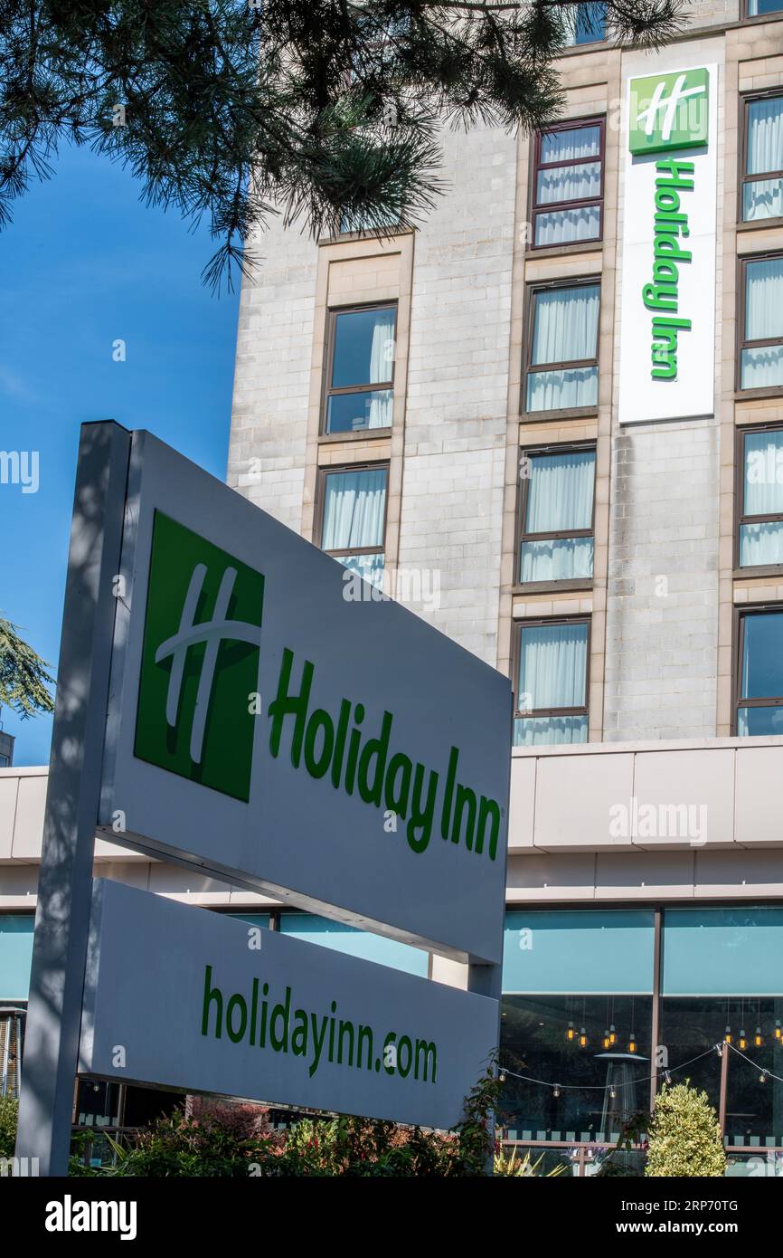 holiday inn hotel o motel a bournemouth, regno unito, con grande segnaletica e logo. Foto Stock