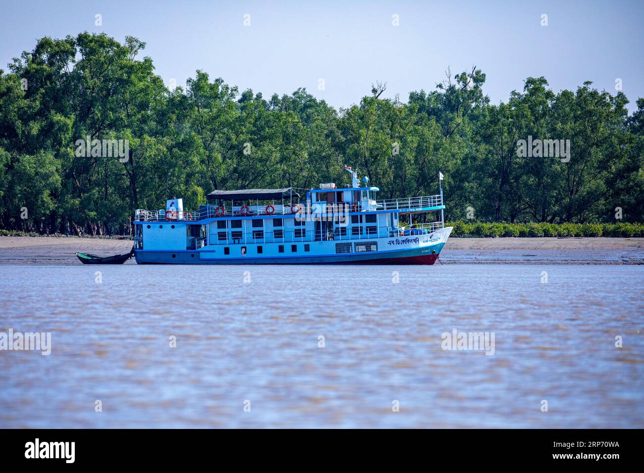 Sundarbans, Bangladesh: Una nave turistica a Sundarbans, la più grande foresta di mangrovie e patrimonio dell'umanità dell'UNESCO in Bangladesh. Foto Stock