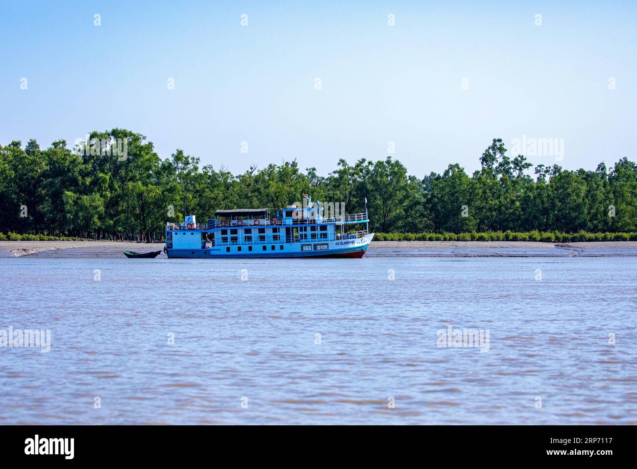 Sundarbans, Bangladesh: Una nave turistica a Sundarbans, la più grande foresta di mangrovie e patrimonio dell'umanità dell'UNESCO in Bangladesh. Foto Stock