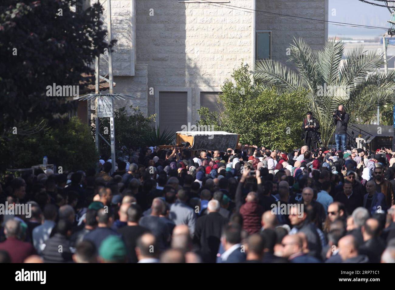 (190124) -- BAQA AL GHARBIYYE, 24 gennaio 2019 -- la gente partecipa ai funerali di Aya Masarwe a Baqa al-Gharbiyye, Israele, il 23 gennaio 2019. La studentessa israeliana Aya Masarwe, 21 anni, è stata uccisa a Melbourne mentre parlava al telefono con sua sorella, e il corpo è stato trovato mercoledì mattina vicino al campus della la Trobe University dove era in un programma di studio. JINI) ISRAEL-BAQA AL GHARBIYYE-FUNERALE GUOYU PUBLICATIONXNOTXINXCHN Foto Stock