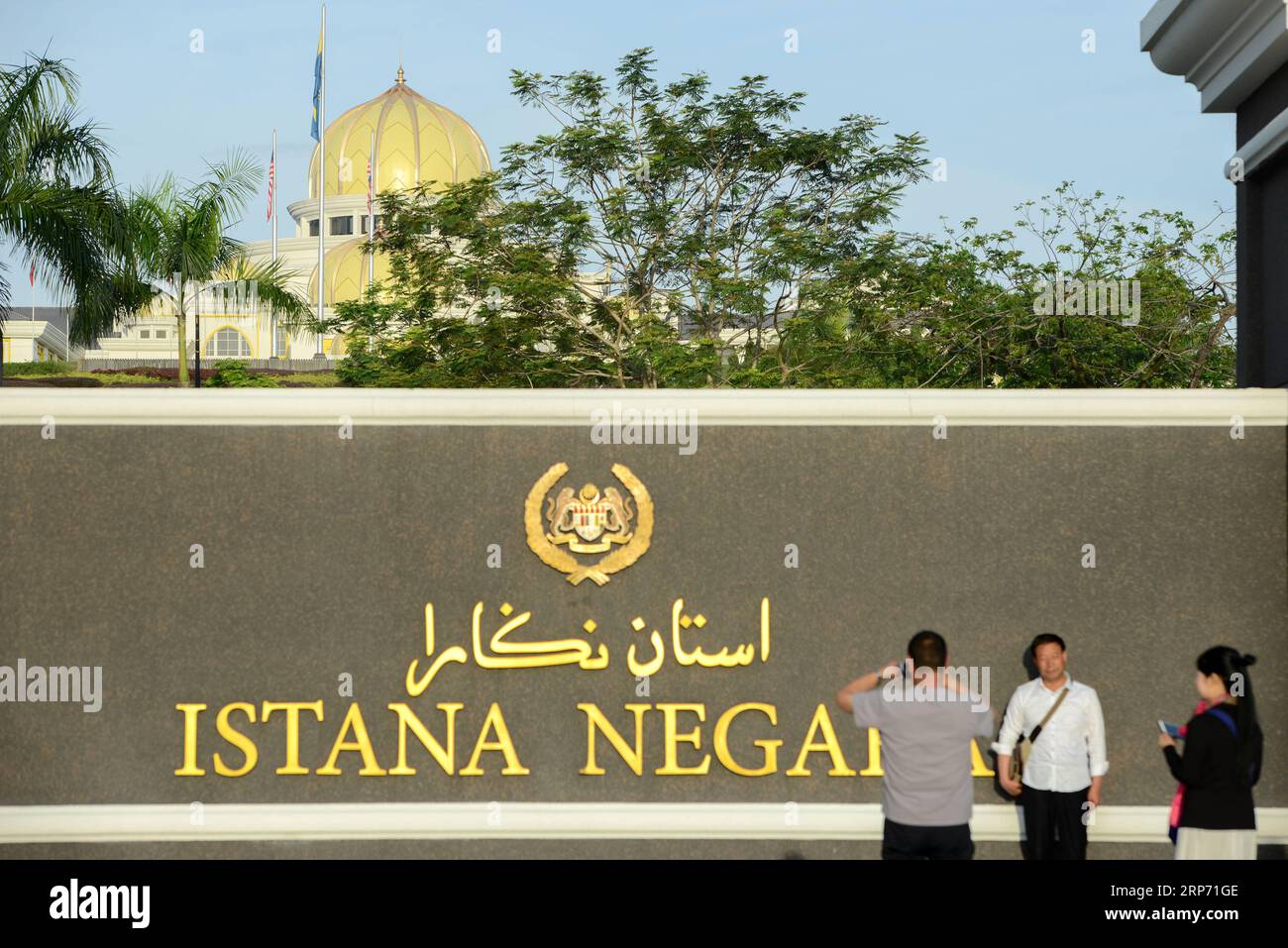 (190124) -- KUALA LUMPUR, 24 gennaio 2019 -- i visitatori scattano foto di fronte all'Istana Negara (Palazzo Nazionale) a Kuala Lumpur, Malesia, 24 gennaio 2019. La Conferenza dei governanti della Malesia di giovedì ha nominato il sultano Abdullah Sultan Ahmad Shah sedicesimo re del paese, che funge da capo costituzionale dello stato, ha riferito l'agenzia di stampa statale Bernama. In una dichiarazione del Custode del sigillo del sovrano, Syed Danial Syed Ahmad, Abdullah sarà ufficialmente insediato come re o Yang di-Pertuan Agong il 31 gennaio, sostituendo il suo predecessore il sultano Muhammad V dello stato del Kelantan che si dimise il 6 gennaio. ) MAL Foto Stock