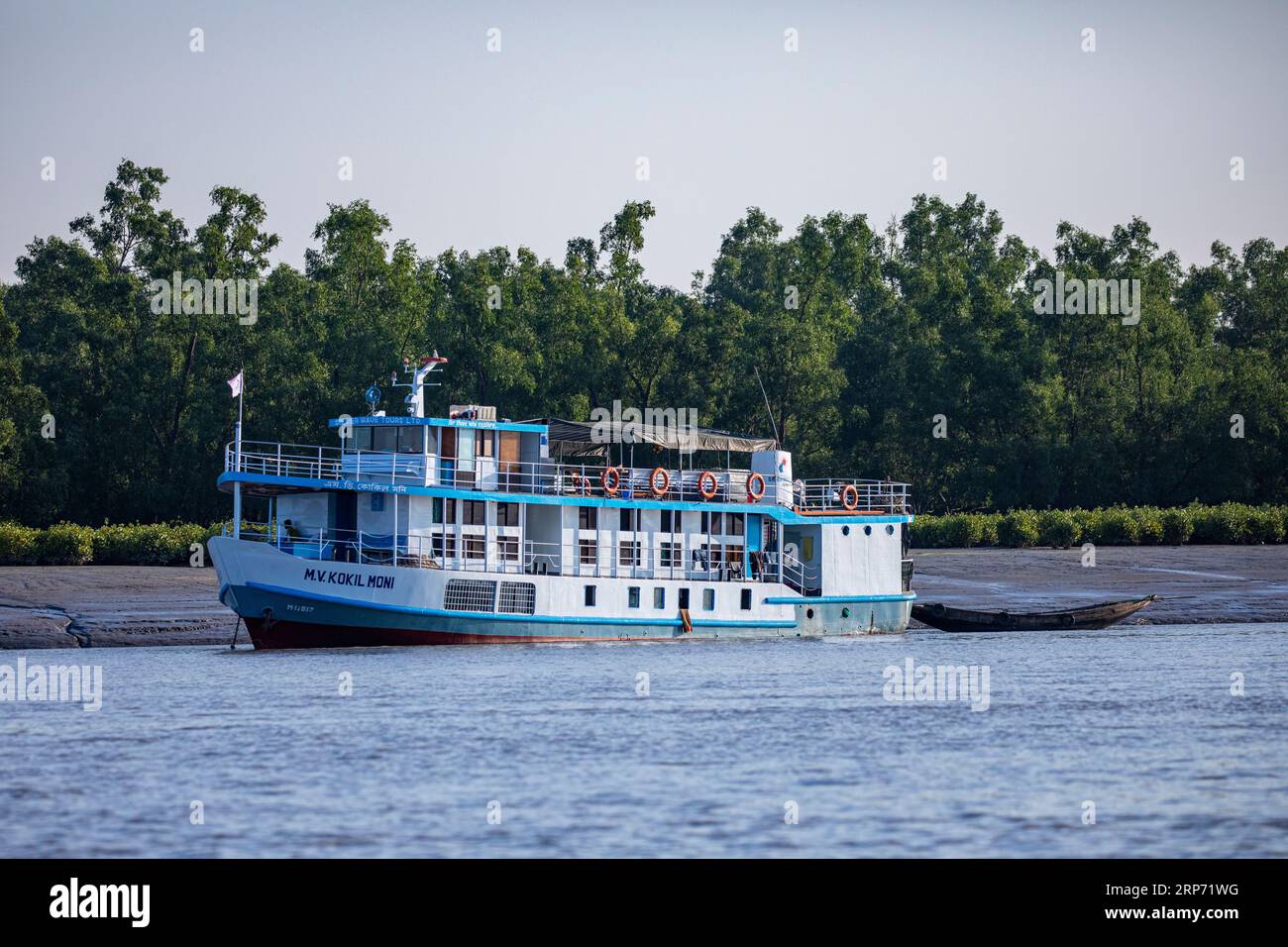 Sundarbans, Bangladesh: Una nave turistica a Sundarbans, la più grande foresta di mangrovie e patrimonio dell'umanità dell'UNESCO in Bangladesh. Foto Stock