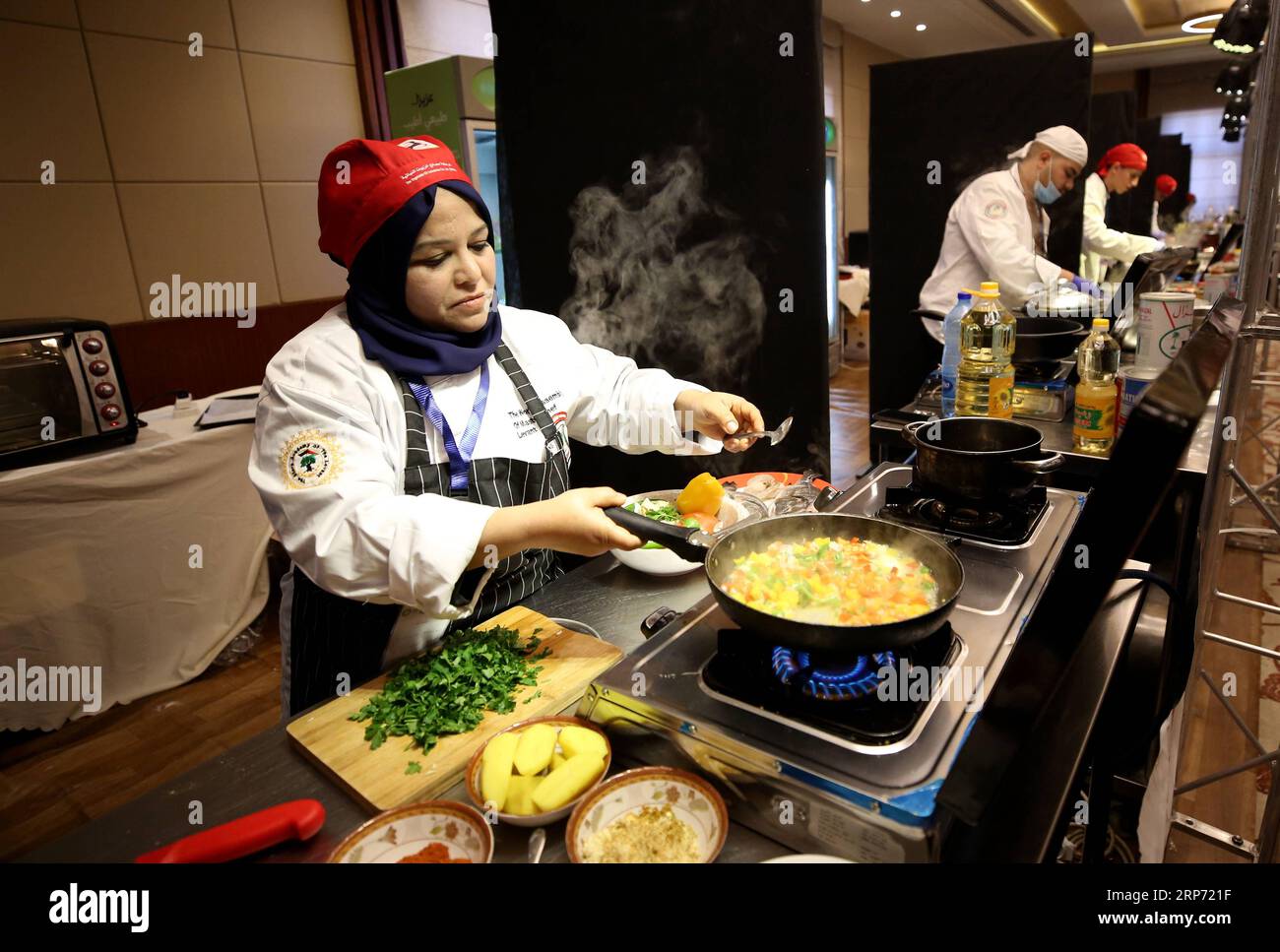 (190124) -- NABLUS, 24 gennaio 2019 -- gli chef partecipano a un concorso nazionale di cucina nella città di Nablus, 22 gennaio 2019. Sebbene simile alla cultura gastronomica mediterranea generale, la cucina palestinese si distingue con una serie di spezie ed erbe gustose. La nuova associazione di maestri chef in Palestina ha organizzato un concorso di cucina nazionale, con l'obiettivo di scegliere gli chef vincitori per unirsi a una squadra nazionale che sarà addestrata per competere a livello internazionale. Oltre 150 chef palestinesi si sono riuniti al concorso per tre giorni nella città di Nablus in Cisgiordania, presentando tr Foto Stock