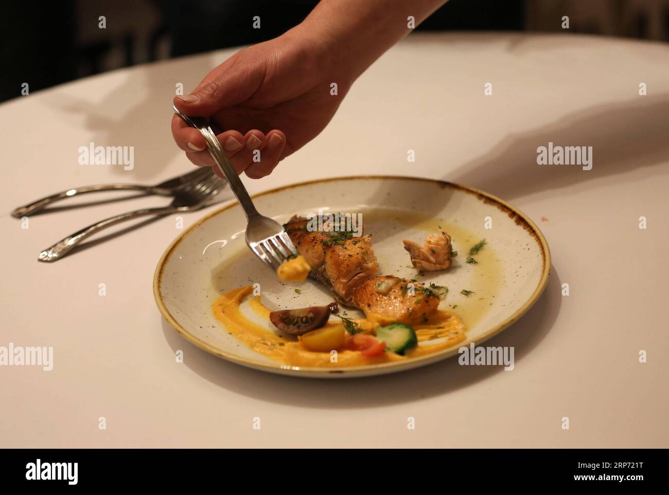 (190124) -- NABLUS, 24 gennaio 2019 -- Uno chef partecipa a un concorso nazionale di cucina nella città di Nablus, 22 gennaio 2019. Sebbene simile alla cultura gastronomica mediterranea generale, la cucina palestinese si distingue con una serie di spezie ed erbe gustose. La nuova associazione di maestri chef in Palestina ha organizzato un concorso di cucina nazionale, con l'obiettivo di scegliere gli chef vincitori per unirsi a una squadra nazionale che sarà addestrata per competere a livello internazionale. Oltre 150 chef palestinesi si sono riuniti al concorso per tre giorni nella città di Nablus in Cisgiordania, presentando Foto Stock