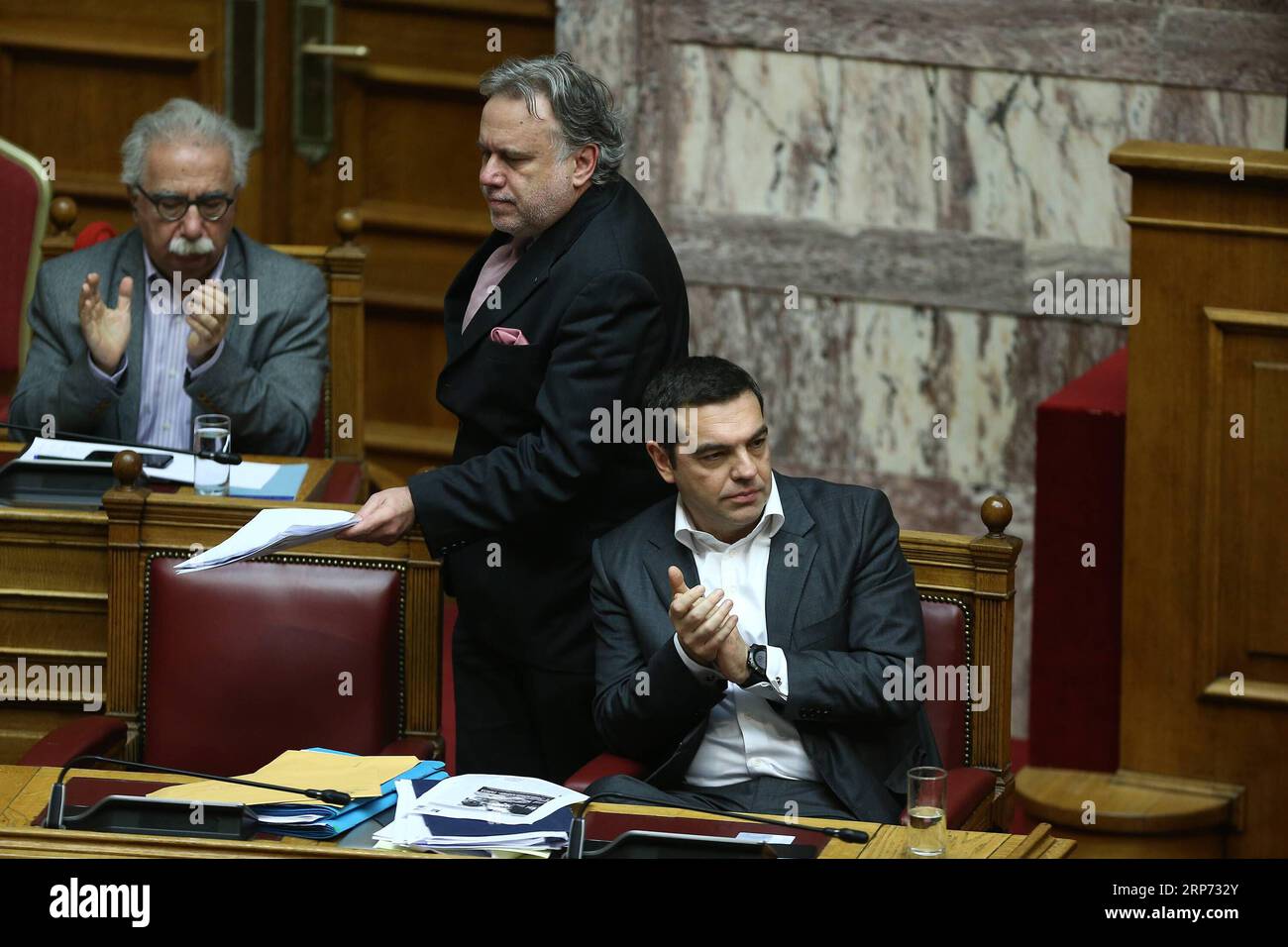 (190125) -- ATENE, 25 gennaio 2019 -- il primo ministro greco Alexis Tsipras (fronte) partecipa alla votazione su un accordo sull'uso del nome Macedonia ad Atene, Grecia, il 25 gennaio 2019. Venerdì il parlamento greco ha approvato lo storico accordo raggiunto l'estate scorsa che risolve una disputa di quasi 28 anni tra la Grecia e l'ex Repubblica jugoslava di Macedonia (FYROM) sull'uso del nome Macedonia. ) GRECIA-ATENE-PARLAMENTO-MACEDONIA NOME ACCORDO-RATIFICA MARIOSXLOLOS PUBLICATIONXNOTXINXCHN Foto Stock