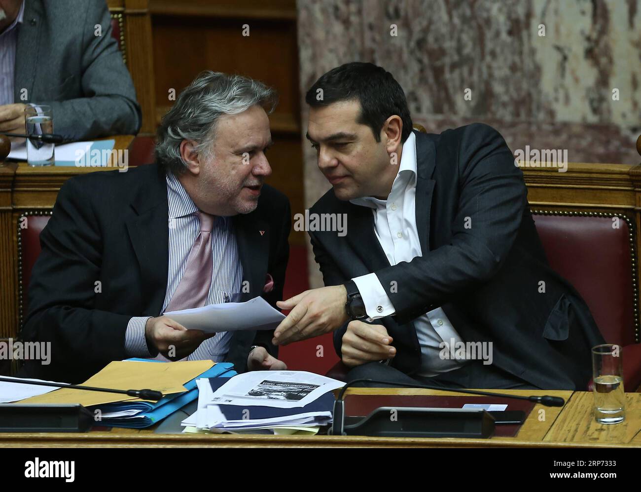 (190125) -- ATENE, 25 gennaio 2019 -- il ministro degli Esteri greco alternativo George Katrougalos (L) ha parlato con il primo ministro greco Alexis Tsipras durante la votazione su un accordo sull'uso del nome Macedonia ad Atene, Grecia, il 25 gennaio 2019. Venerdì il parlamento greco ha approvato lo storico accordo raggiunto l'estate scorsa che risolve una disputa di quasi 28 anni tra la Grecia e l'ex Repubblica jugoslava di Macedonia (FYROM) sull'uso del nome Macedonia. ) GRECIA-ATENE-PARLAMENTO-MACEDONIA NOME ACCORDO-RATIFICA MARIOSXLOLOS PUBLICATIONXNOTXINXCHN Foto Stock