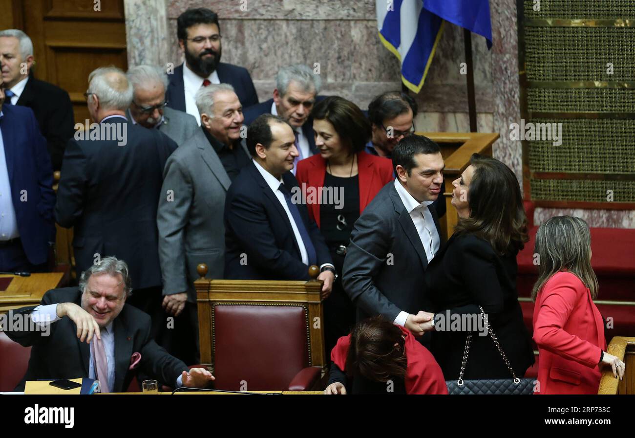 (190125) -- ATENE, 25 gennaio 2019 -- il primo ministro greco Alexis Tsipras (3° R) viene salutato dopo la votazione su un accordo sull'uso del nome Macedonia ad Atene, Grecia, il 25 gennaio 2019. Venerdì il parlamento greco ha approvato lo storico accordo raggiunto l'estate scorsa che risolve una disputa di quasi 28 anni tra la Grecia e l'ex Repubblica jugoslava di Macedonia (FYROM) sull'uso del nome Macedonia. ) GRECIA-ATENE-PARLAMENTO-MACEDONIA NOME ACCORDO-RATIFICA MARIOSXLOLOS PUBLICATIONXNOTXINXCHN Foto Stock