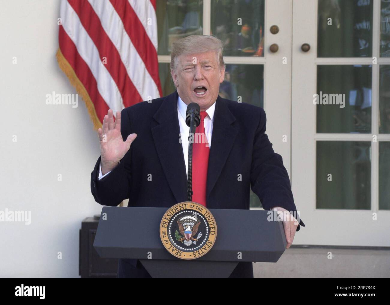(190125) -- WASHINGTON, 25 gennaio 2019 -- il presidente degli Stati Uniti Donald Trump parla alla Casa Bianca a Washington D.C., negli Stati Uniti, il 25 gennaio 2019. Il presidente degli Stati Uniti Donald Trump ha detto venerdì che è stato raggiunto un accordo per riaprire il governo degli Stati Uniti, e che avrebbe firmato un disegno di legge per finanziare il governo fino al 15 febbraio. ) U.S.-WASHINGTON D.C.-TRUMP-GOVERNMENT-REOPENING-THREE WEEKS HUXYOUSONG PUBLICATIONXNOTXINXCHN Foto Stock