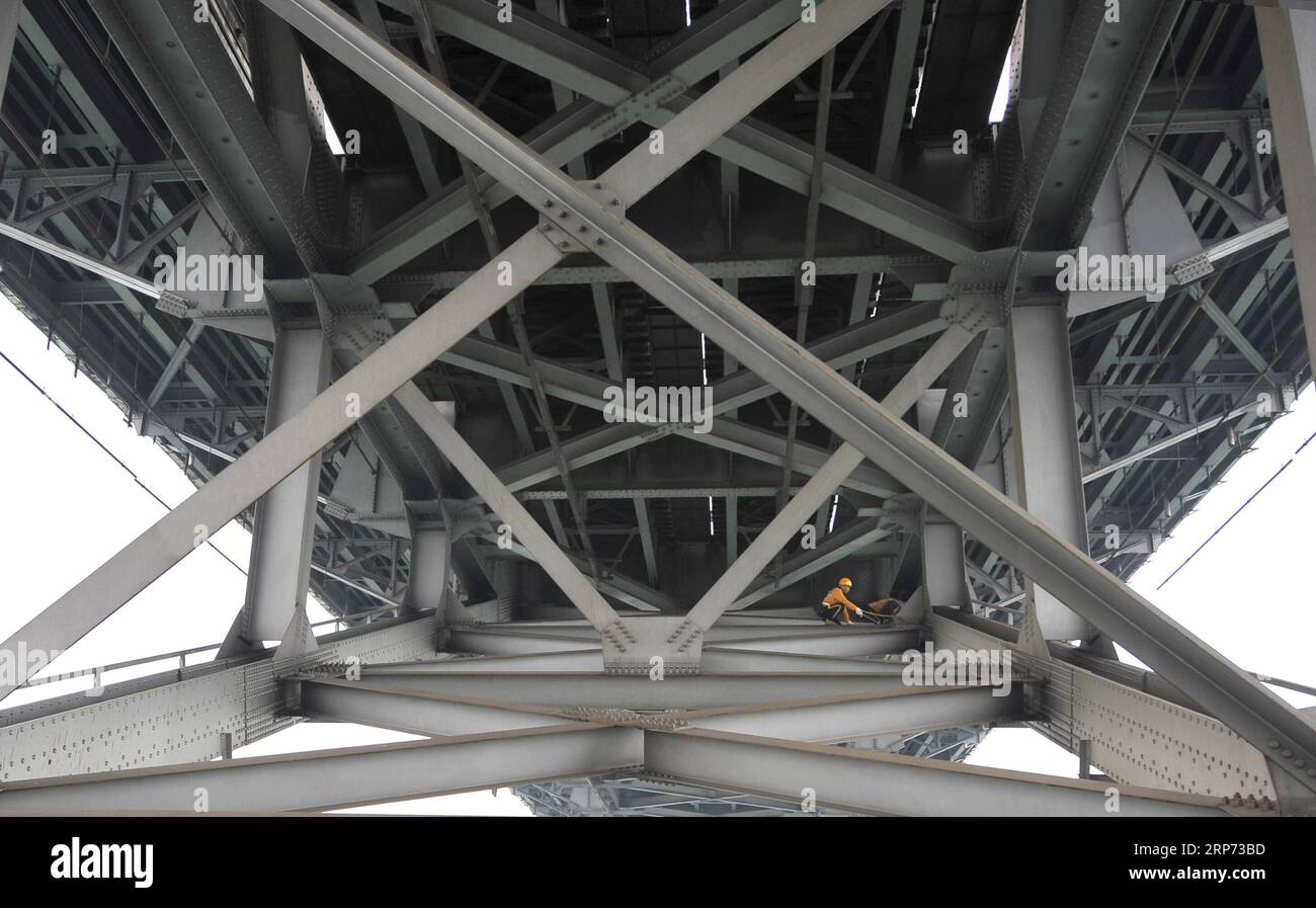 (190126) -- YICHANG, 26 gennaio 2019 (Xinhua) -- l'ispettore Huang Xiaoli controlla la situazione del ponte sul fiume Zhicheng Yangtze a Yichang, provincia di Hubei nella Cina centrale, 24 gennaio 2019. Le ispezioni di sicurezza sono state rafforzate per garantire il trasporto durante la corsa al Festival di primavera. (Xinhua/Peng Qi) CHINA-HUBEI-BRIDGE-INSPECTION (CN) PUBLICATIONxNOTxINxCHN Foto Stock